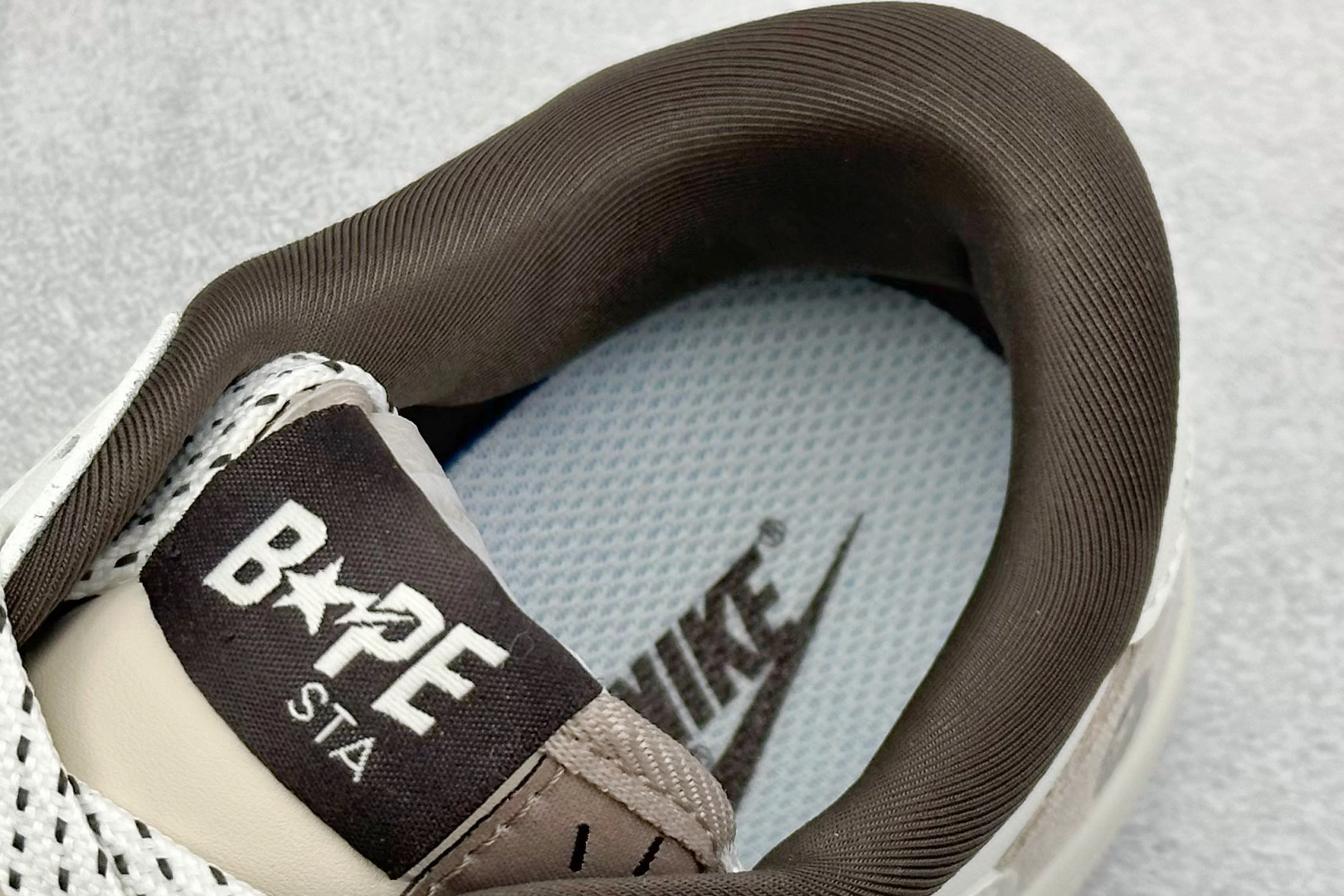 图片[8]-福利特价  Fragment x Travis Scott x 猿人头 Air Jordan 1 Low 三方联名倒钩 性价比原盒出货 全新的三方联名低帮倒钩鞋面延续了黑脚趾设计，整双鞋以全荔枝皮打造，腰身搭配白色「倒勾」，再点缀上Travis Scott 标志性的Logo，后跟处以藤原浩最拿手的蓝色为主色调，完善极具Fragment Design的白蓝黑设计风格，左右脚分别以Travis Scott鬼脸和乔丹飞翼加以修饰，彰显出三方联名的奢华格调。 货号：AG3702 807 尺码：36 36.5 37.5 38 38.5 39 40 40.5 41 42 42.5 43 44 44.5 45-选品中心