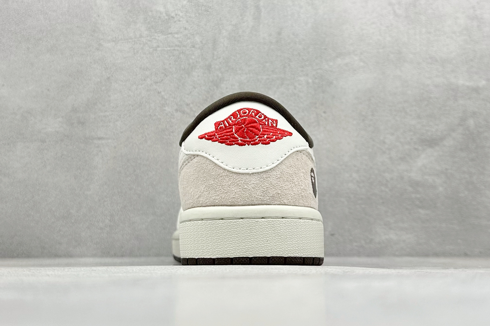 图片[6]-福利特价  Fragment x Travis Scott x 猿人头 Air Jordan 1 Low 三方联名倒钩 性价比原盒出货 全新的三方联名低帮倒钩鞋面延续了黑脚趾设计，整双鞋以全荔枝皮打造，腰身搭配白色「倒勾」，再点缀上Travis Scott 标志性的Logo，后跟处以藤原浩最拿手的蓝色为主色调，完善极具Fragment Design的白蓝黑设计风格，左右脚分别以Travis Scott鬼脸和乔丹飞翼加以修饰，彰显出三方联名的奢华格调。 货号：AG3702 807 尺码：36 36.5 37.5 38 38.5 39 40 40.5 41 42 42.5 43 44 44.5 45-选品中心