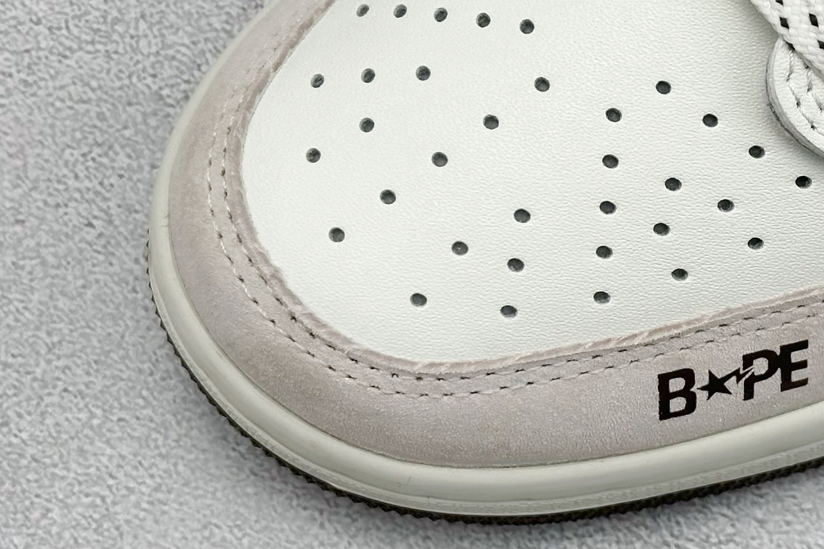 图片[7]-福利特价  Fragment x Travis Scott x 猿人头 Air Jordan 1 Low 三方联名倒钩 性价比原盒出货 全新的三方联名低帮倒钩鞋面延续了黑脚趾设计，整双鞋以全荔枝皮打造，腰身搭配白色「倒勾」，再点缀上Travis Scott 标志性的Logo，后跟处以藤原浩最拿手的蓝色为主色调，完善极具Fragment Design的白蓝黑设计风格，左右脚分别以Travis Scott鬼脸和乔丹飞翼加以修饰，彰显出三方联名的奢华格调。 货号：AG3702 807 尺码：36 36.5 37.5 38 38.5 39 40 40.5 41 42 42.5 43 44 44.5 45-选品中心