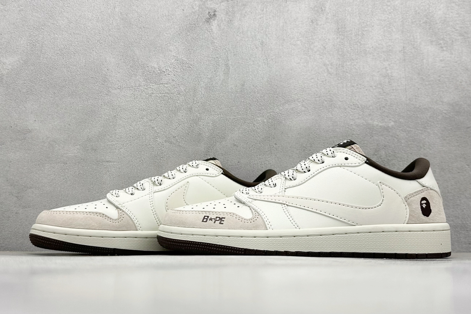 图片[5]-福利特价  Fragment x Travis Scott x 猿人头 Air Jordan 1 Low 三方联名倒钩 性价比原盒出货 全新的三方联名低帮倒钩鞋面延续了黑脚趾设计，整双鞋以全荔枝皮打造，腰身搭配白色「倒勾」，再点缀上Travis Scott 标志性的Logo，后跟处以藤原浩最拿手的蓝色为主色调，完善极具Fragment Design的白蓝黑设计风格，左右脚分别以Travis Scott鬼脸和乔丹飞翼加以修饰，彰显出三方联名的奢华格调。 货号：AG3702 807 尺码：36 36.5 37.5 38 38.5 39 40 40.5 41 42 42.5 43 44 44.5 45-选品中心