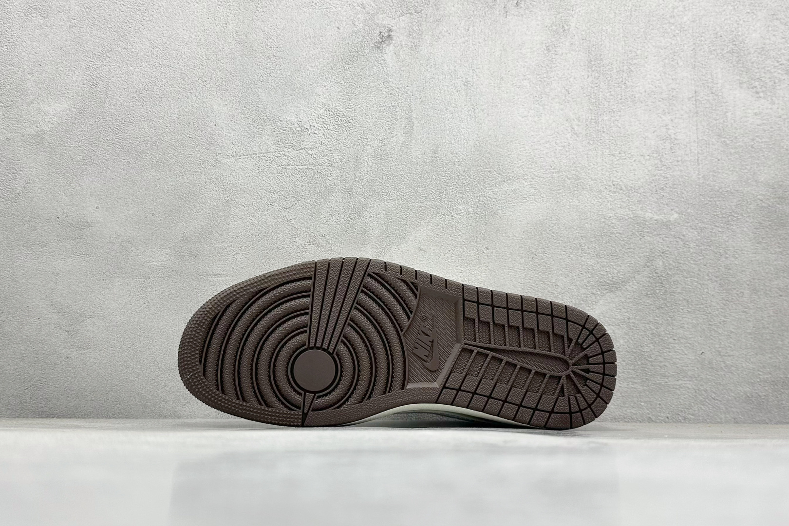 图片[4]-福利特价  Fragment x Travis Scott x 猿人头 Air Jordan 1 Low 三方联名倒钩 性价比原盒出货 全新的三方联名低帮倒钩鞋面延续了黑脚趾设计，整双鞋以全荔枝皮打造，腰身搭配白色「倒勾」，再点缀上Travis Scott 标志性的Logo，后跟处以藤原浩最拿手的蓝色为主色调，完善极具Fragment Design的白蓝黑设计风格，左右脚分别以Travis Scott鬼脸和乔丹飞翼加以修饰，彰显出三方联名的奢华格调。 货号：AG3702 807 尺码：36 36.5 37.5 38 38.5 39 40 40.5 41 42 42.5 43 44 44.5 45-选品中心