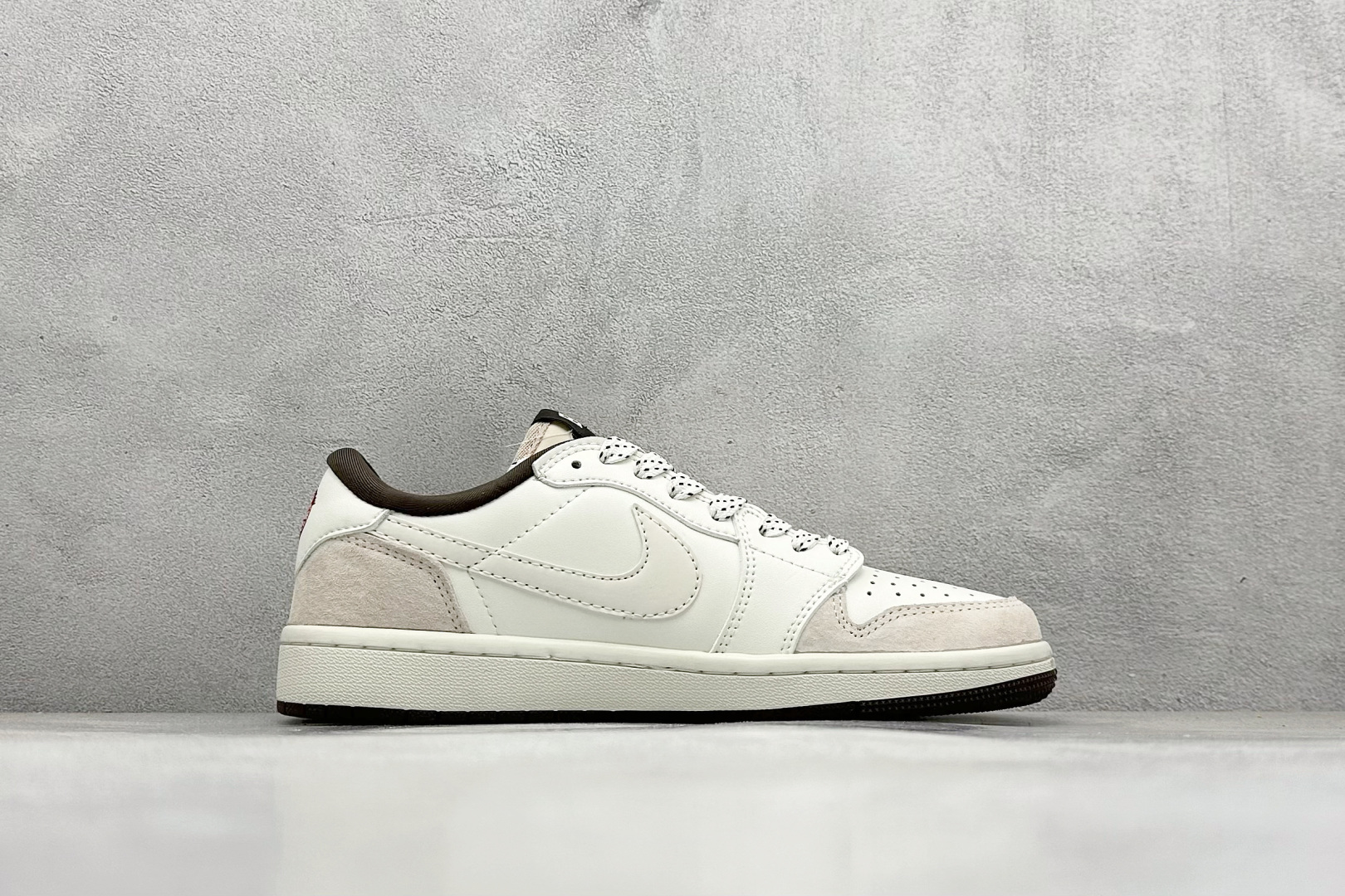 图片[2]-福利特价  Fragment x Travis Scott x 猿人头 Air Jordan 1 Low 三方联名倒钩 性价比原盒出货 全新的三方联名低帮倒钩鞋面延续了黑脚趾设计，整双鞋以全荔枝皮打造，腰身搭配白色「倒勾」，再点缀上Travis Scott 标志性的Logo，后跟处以藤原浩最拿手的蓝色为主色调，完善极具Fragment Design的白蓝黑设计风格，左右脚分别以Travis Scott鬼脸和乔丹飞翼加以修饰，彰显出三方联名的奢华格调。 货号：AG3702 807 尺码：36 36.5 37.5 38 38.5 39 40 40.5 41 42 42.5 43 44 44.5 45-选品中心