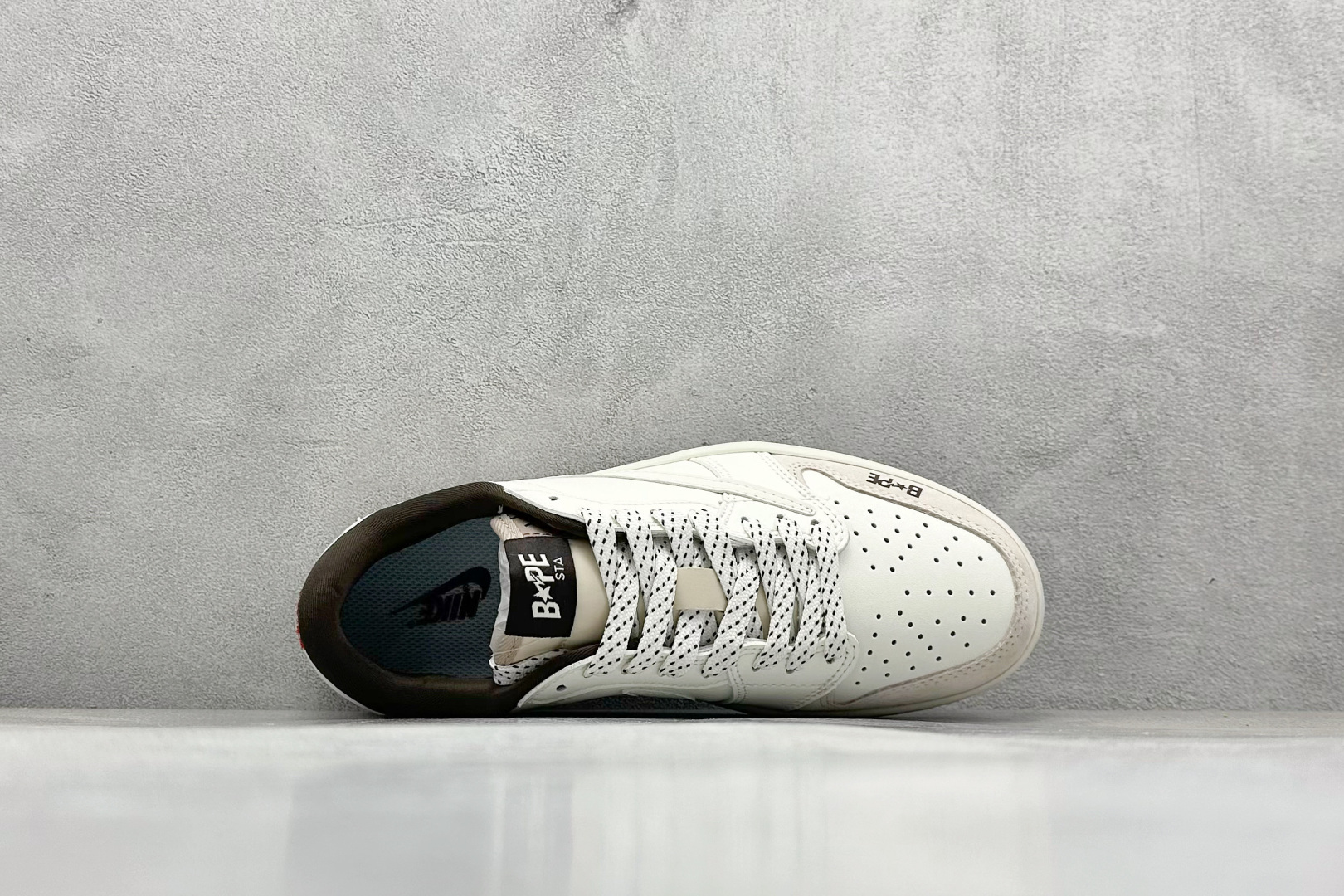 图片[3]-福利特价  Fragment x Travis Scott x 猿人头 Air Jordan 1 Low 三方联名倒钩 性价比原盒出货 全新的三方联名低帮倒钩鞋面延续了黑脚趾设计，整双鞋以全荔枝皮打造，腰身搭配白色「倒勾」，再点缀上Travis Scott 标志性的Logo，后跟处以藤原浩最拿手的蓝色为主色调，完善极具Fragment Design的白蓝黑设计风格，左右脚分别以Travis Scott鬼脸和乔丹飞翼加以修饰，彰显出三方联名的奢华格调。 货号：AG3702 807 尺码：36 36.5 37.5 38 38.5 39 40 40.5 41 42 42.5 43 44 44.5 45-选品中心