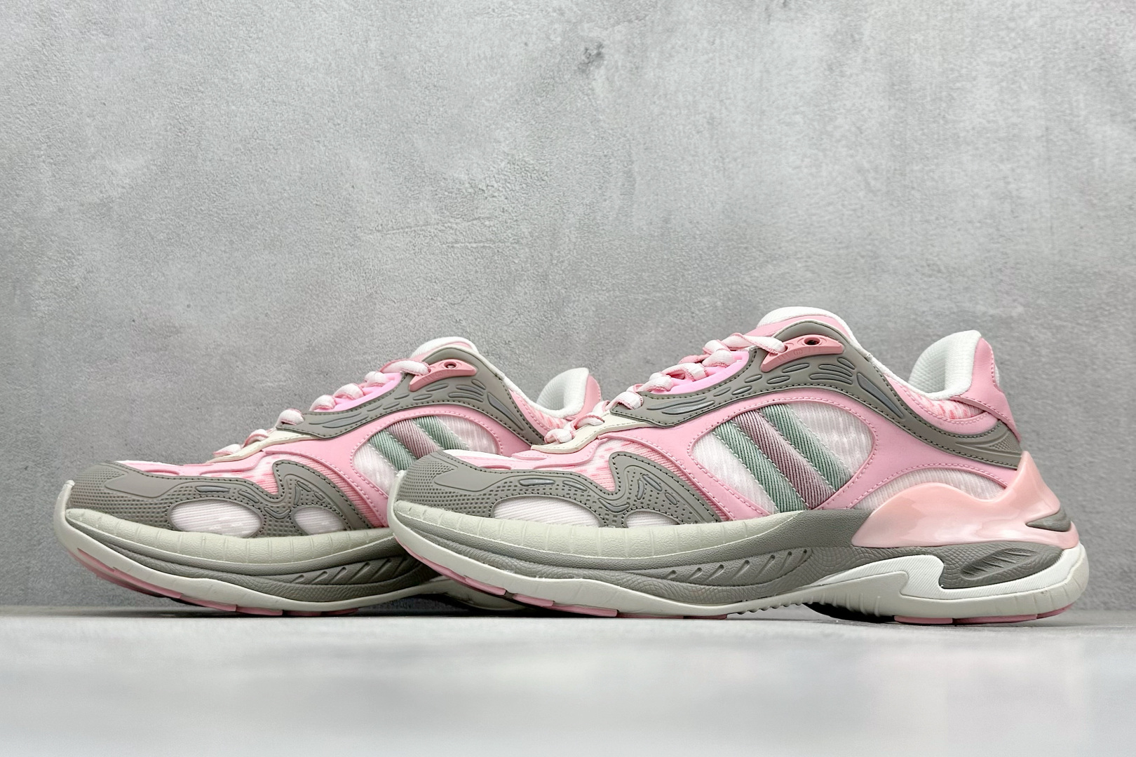 图片[5]-GUCCI/古驰 老爹鞋 圆头抽绳 百搭休闲男女运动鞋明星同款缓震慢跑鞋 此款拥有舒适的鞋面，具有很好的延展性，后跟采用柔软材质能够舒适贴合脚踝， 穿着轻松，让您在平时生活中有舒适和轻松的体验。 尺码：36 36.5 37.5 38 38.5 39 40-选品中心