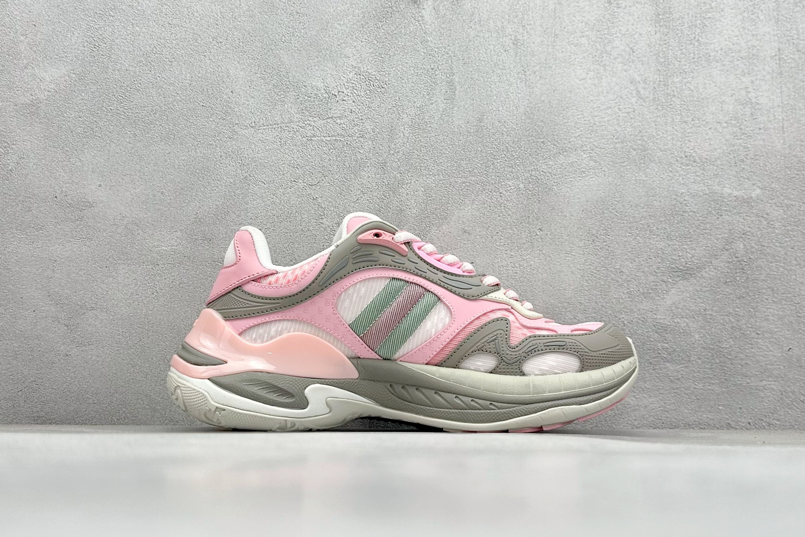 图片[2]-GUCCI/古驰 老爹鞋 圆头抽绳 百搭休闲男女运动鞋明星同款缓震慢跑鞋 此款拥有舒适的鞋面，具有很好的延展性，后跟采用柔软材质能够舒适贴合脚踝， 穿着轻松，让您在平时生活中有舒适和轻松的体验。 尺码：36 36.5 37.5 38 38.5 39 40-选品中心