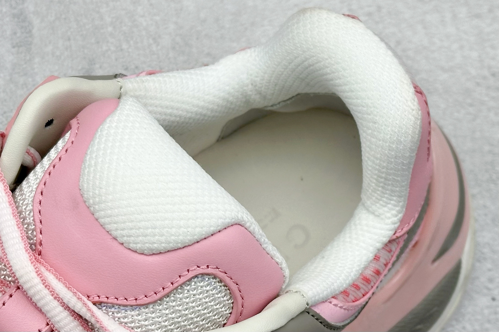 图片[8]-GUCCI/古驰 老爹鞋 圆头抽绳 百搭休闲男女运动鞋明星同款缓震慢跑鞋 此款拥有舒适的鞋面，具有很好的延展性，后跟采用柔软材质能够舒适贴合脚踝， 穿着轻松，让您在平时生活中有舒适和轻松的体验。 尺码：36 36.5 37.5 38 38.5 39 40-选品中心