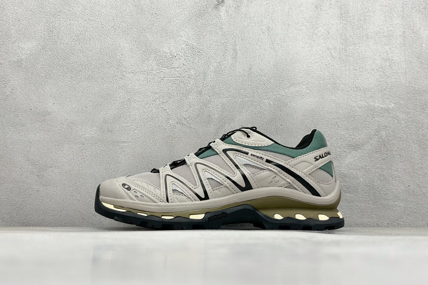 福利特价  Salomon XT-Quest 萨洛蒙复古机能潮流休闲跑鞋 鞋面覆盖TPU支撑 轻量透气欧索莱环保去臭环型组合鞋垫 三层双层组合橡胶ACS科技全地形锯齿防滑大底 UP团队监工打造 原鞋原数据纸板打造 细节提升 平台/外贸/高端零售专供品质 货号：474790 27 GO 尺码：36 36.5 37 38 38.5 39 40 40.5 41 42 42.5 43 44 45-选品中心