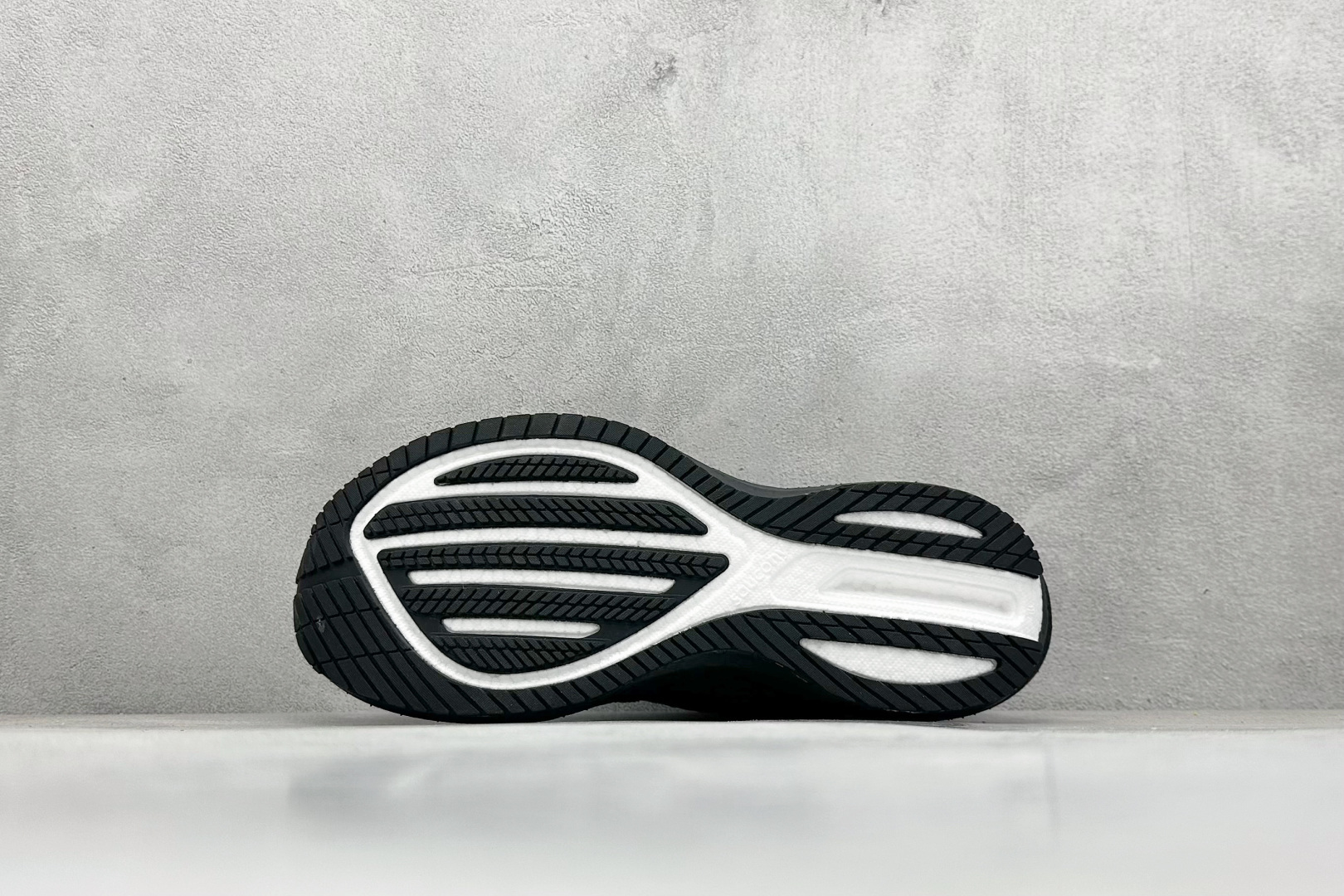 图片[4]-SF版Saucony Triumph 21 索康尼旗舰级缓震型跑鞋 全新FLAT-KNIT鞋面 更能柔软包裹锁定脚面 PWRRUN+缓震中底重新调教的中底材料 回弹更好 10MM的坡差 更适合大部分人的跑姿 7MM PWRRUN+鞋垫进一步提升缓震回弹性能 XT-900升级橡胶大底 让抓地力与耐磨性更进一步 货号： S20881 尺码： 36 37.5 38 38.5 39 40 40.5 41 42 42.5 43 44 45-选品中心