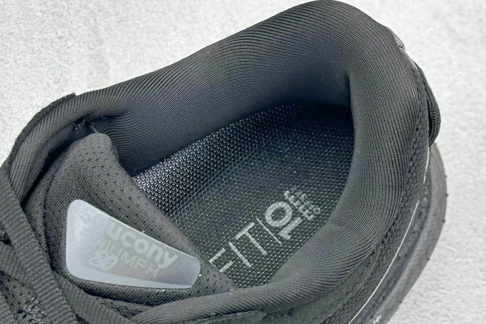 图片[8]-SF版Saucony Triumph 21 索康尼旗舰级缓震型跑鞋 全新FLAT-KNIT鞋面 更能柔软包裹锁定脚面 PWRRUN+缓震中底重新调教的中底材料 回弹更好 10MM的坡差 更适合大部分人的跑姿 7MM PWRRUN+鞋垫进一步提升缓震回弹性能 XT-900升级橡胶大底 让抓地力与耐磨性更进一步 货号： S20881 尺码： 36 37.5 38 38.5 39 40 40.5 41 42 42.5 43 44 45-选品中心