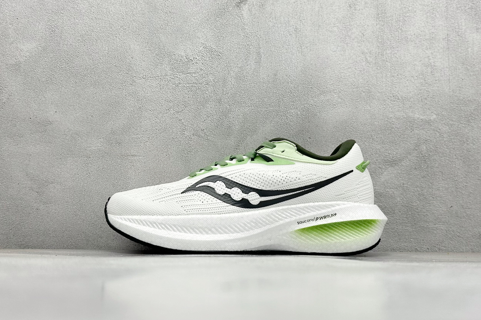 SF版Saucony Triumph 21 索康尼旗舰级缓震型跑鞋 全新FLAT-KNIT鞋面 更能柔软包裹锁定脚面 PWRRUN+缓震中底重新调教的中底材料 回弹更好 10MM的坡差 更适合大部分人的跑姿 7MM PWRRUN+鞋垫进一步提升缓震回弹性能 XT-900升级橡胶大底 让抓地力与耐磨性更进一步 货号： S20881 尺码： 36 37.5 38 38.5 39 40 40.5 41 42 42.5 43 44 45-选品中心