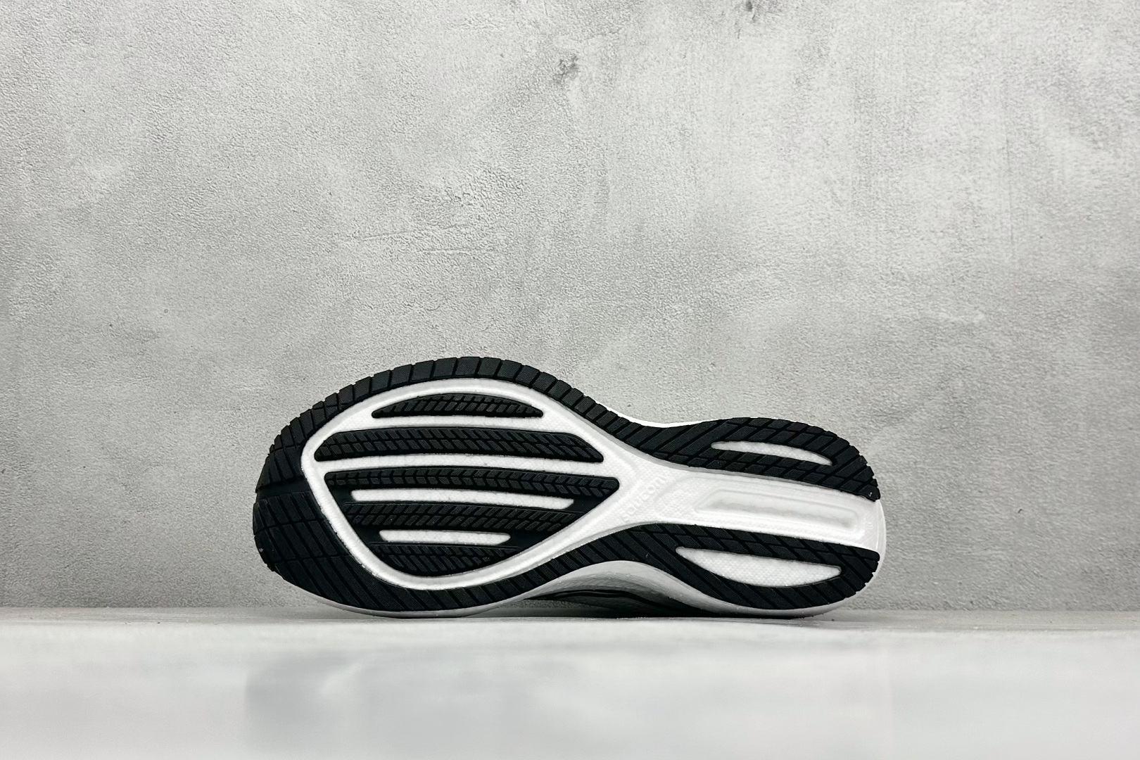 图片[4]-SF版Saucony Triumph 21 索康尼旗舰级缓震型跑鞋 全新FLAT-KNIT鞋面 更能柔软包裹锁定脚面 PWRRUN+缓震中底重新调教的中底材料 回弹更好 10MM的坡差 更适合大部分人的跑姿 7MM PWRRUN+鞋垫进一步提升缓震回弹性能 XT-900升级橡胶大底 让抓地力与耐磨性更进一步 货号： S20881 尺码： 36 37.5 38 38.5 39 40 40.5 41 42 42.5 43 44 45-选品中心