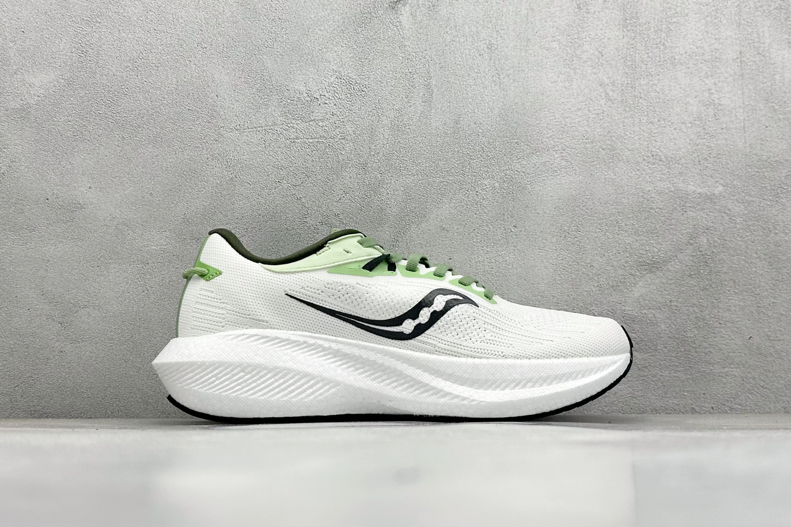 图片[2]-SF版Saucony Triumph 21 索康尼旗舰级缓震型跑鞋 全新FLAT-KNIT鞋面 更能柔软包裹锁定脚面 PWRRUN+缓震中底重新调教的中底材料 回弹更好 10MM的坡差 更适合大部分人的跑姿 7MM PWRRUN+鞋垫进一步提升缓震回弹性能 XT-900升级橡胶大底 让抓地力与耐磨性更进一步 货号： S20881 尺码： 36 37.5 38 38.5 39 40 40.5 41 42 42.5 43 44 45-选品中心