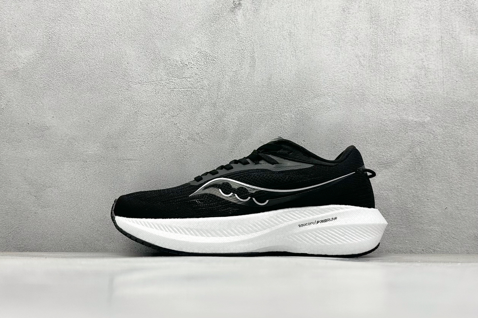 SF版Saucony Triumph 21 索康尼旗舰级缓震型跑鞋 全新FLAT-KNIT鞋面 更能柔软包裹锁定脚面 PWRRUN+缓震中底重新调教的中底材料 回弹更好 10MM的坡差 更适合大部分人的跑姿 7MM PWRRUN+鞋垫进一步提升缓震回弹性能 XT-900升级橡胶大底 让抓地力与耐磨性更进一步 货号： S20881 尺码： 36 37.5 38 38.5 39 40 40.5 41 42 42.5 43 44 45-选品中心