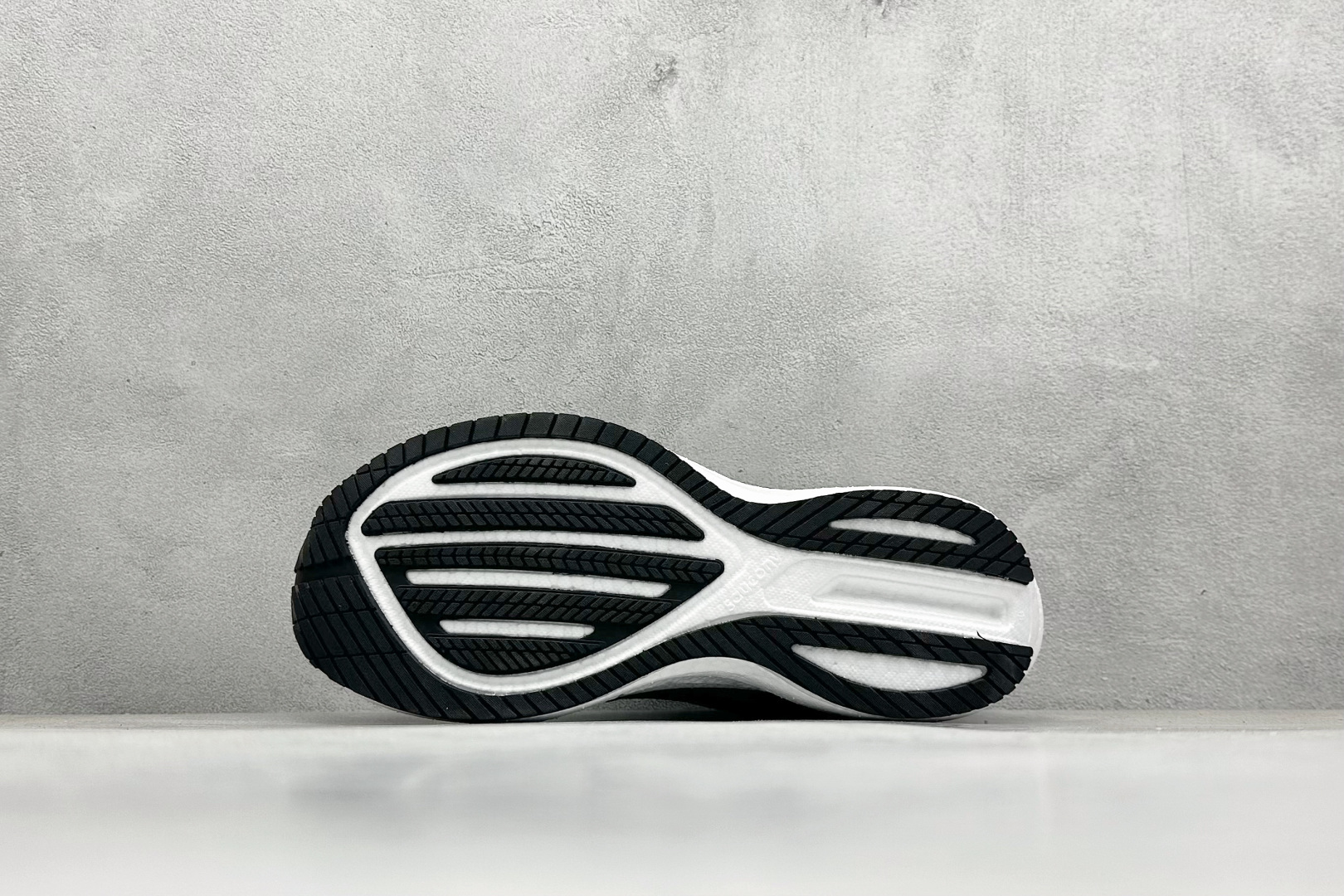 图片[4]-SF版Saucony Triumph 21 索康尼旗舰级缓震型跑鞋 全新FLAT-KNIT鞋面 更能柔软包裹锁定脚面 PWRRUN+缓震中底重新调教的中底材料 回弹更好 10MM的坡差 更适合大部分人的跑姿 7MM PWRRUN+鞋垫进一步提升缓震回弹性能 XT-900升级橡胶大底 让抓地力与耐磨性更进一步 货号： S20881 尺码： 36 37.5 38 38.5 39 40 40.5 41 42 42.5 43 44 45-选品中心