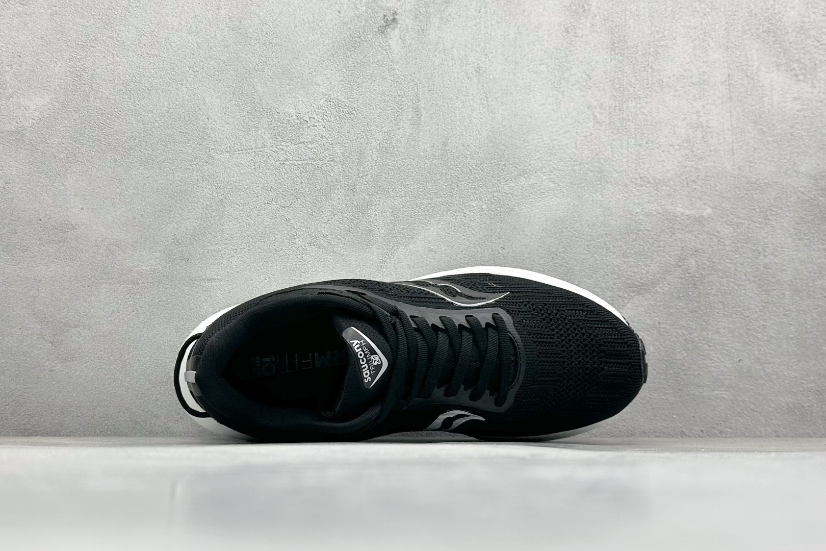 图片[3]-SF版Saucony Triumph 21 索康尼旗舰级缓震型跑鞋 全新FLAT-KNIT鞋面 更能柔软包裹锁定脚面 PWRRUN+缓震中底重新调教的中底材料 回弹更好 10MM的坡差 更适合大部分人的跑姿 7MM PWRRUN+鞋垫进一步提升缓震回弹性能 XT-900升级橡胶大底 让抓地力与耐磨性更进一步 货号： S20881 尺码： 36 37.5 38 38.5 39 40 40.5 41 42 42.5 43 44 45-选品中心