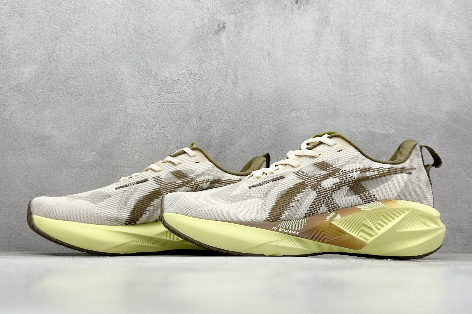 图片[5]-FS版Asics Novablast 5 低帮轻量透气缓震休闲运动跑步鞋 采用单丝纤维网布鞋面材质 鞋口圈柔软反绒皮材料 全新EVA与OBC混合发泡中底 外置防滑耐磨大底片 货号： 1012B765-250 尺码：36 36.5 37.5 38 38.5 39 40 40.5 41 42 42.5 43 44 45-选品中心