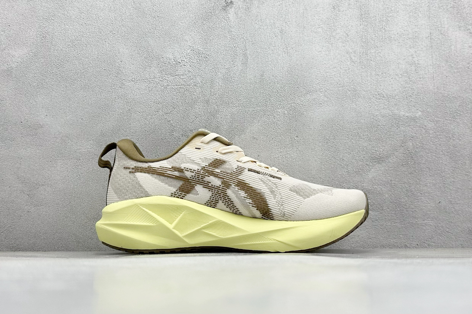 图片[2]-FS版Asics Novablast 5 低帮轻量透气缓震休闲运动跑步鞋 采用单丝纤维网布鞋面材质 鞋口圈柔软反绒皮材料 全新EVA与OBC混合发泡中底 外置防滑耐磨大底片 货号： 1012B765-250 尺码：36 36.5 37.5 38 38.5 39 40 40.5 41 42 42.5 43 44 45-选品中心