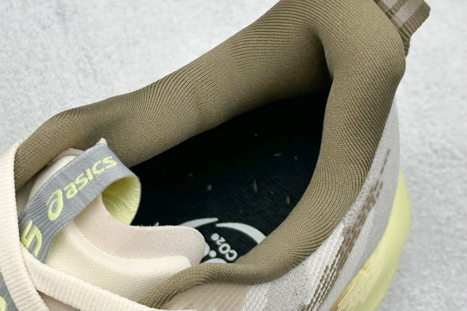 图片[8]-FS版Asics Novablast 5 低帮轻量透气缓震休闲运动跑步鞋 采用单丝纤维网布鞋面材质 鞋口圈柔软反绒皮材料 全新EVA与OBC混合发泡中底 外置防滑耐磨大底片 货号： 1012B765-250 尺码：36 36.5 37.5 38 38.5 39 40 40.5 41 42 42.5 43 44 45-选品中心