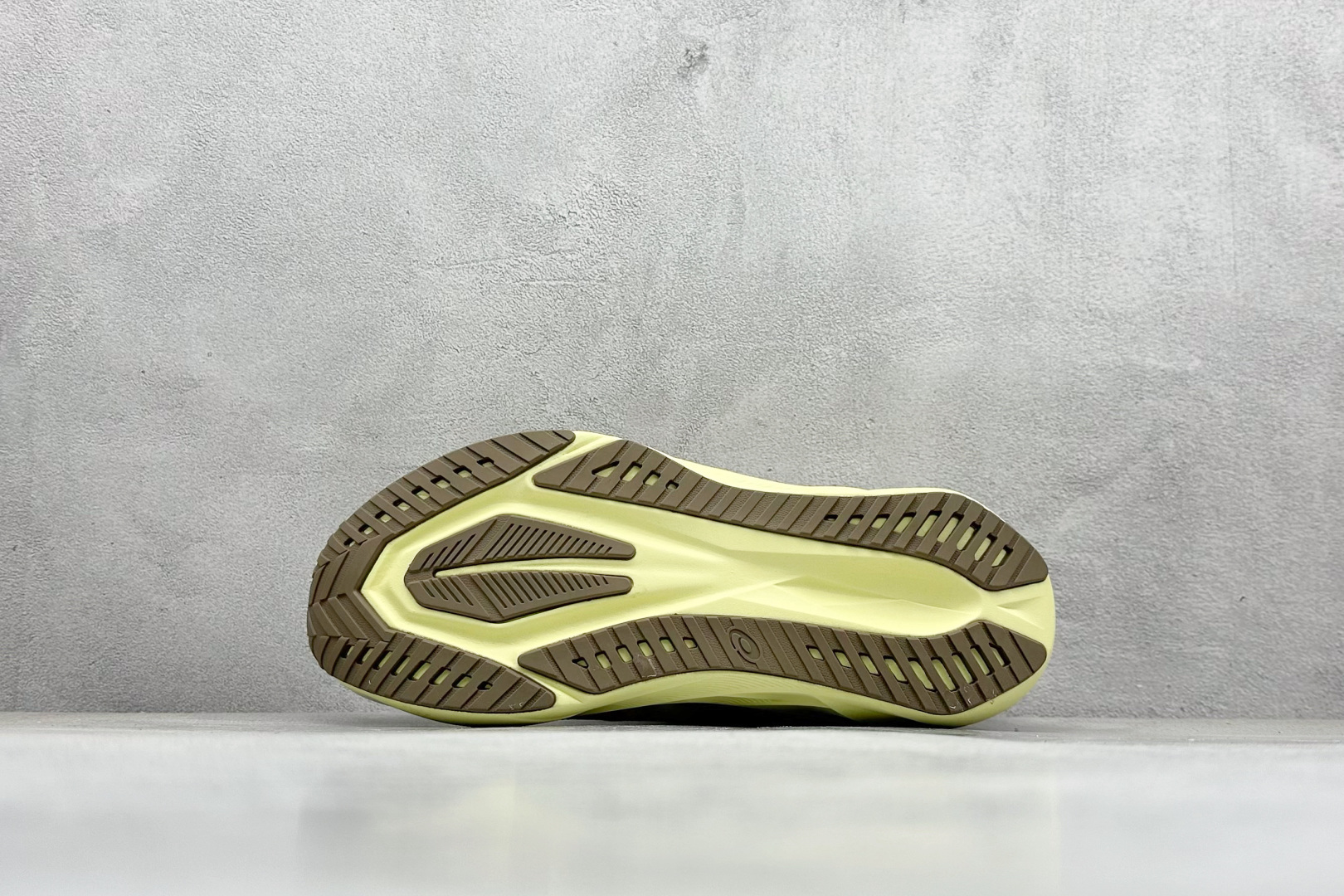 图片[4]-FS版Asics Novablast 5 低帮轻量透气缓震休闲运动跑步鞋 采用单丝纤维网布鞋面材质 鞋口圈柔软反绒皮材料 全新EVA与OBC混合发泡中底 外置防滑耐磨大底片 货号： 1012B765-250 尺码：36 36.5 37.5 38 38.5 39 40 40.5 41 42 42.5 43 44 45-选品中心