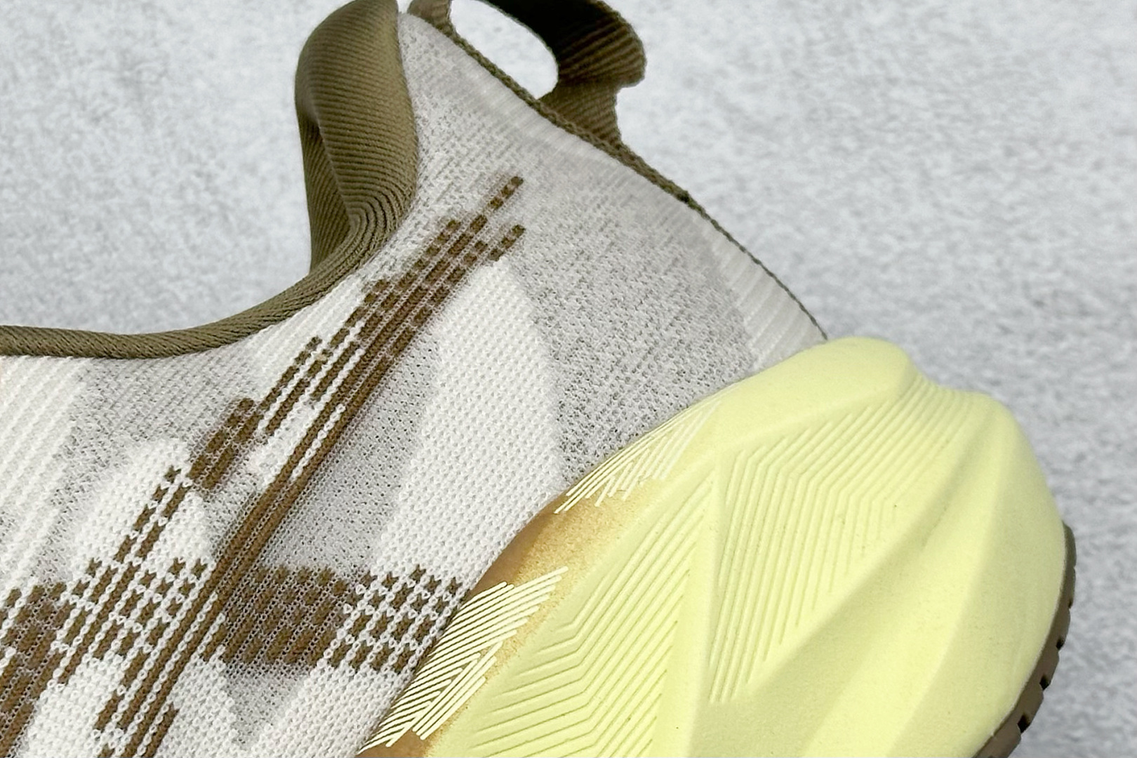 图片[9]-FS版Asics Novablast 5 低帮轻量透气缓震休闲运动跑步鞋 采用单丝纤维网布鞋面材质 鞋口圈柔软反绒皮材料 全新EVA与OBC混合发泡中底 外置防滑耐磨大底片 货号： 1012B765-250 尺码：36 36.5 37.5 38 38.5 39 40 40.5 41 42 42.5 43 44 45-选品中心