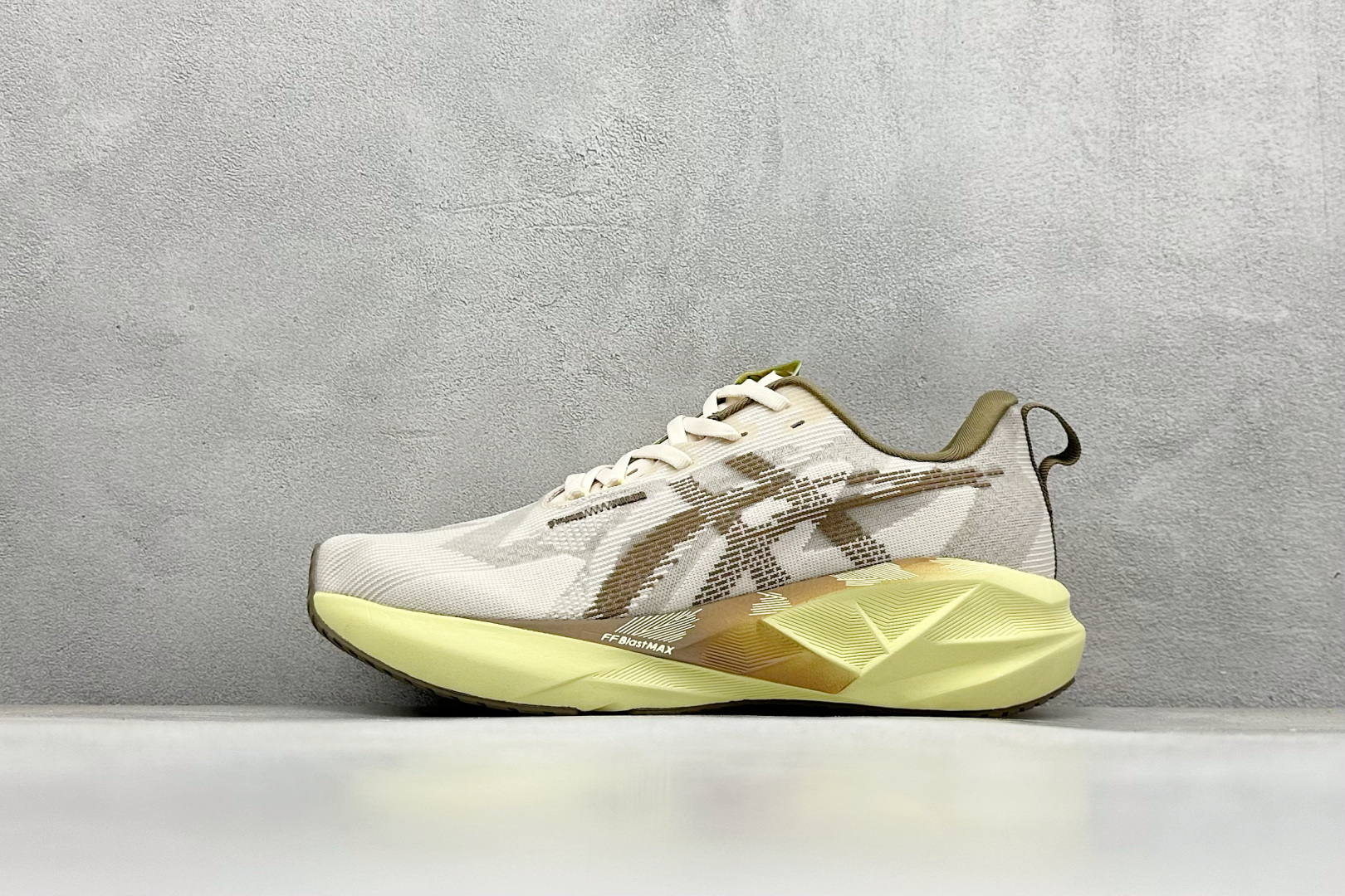 FS版Asics Novablast 5 低帮轻量透气缓震休闲运动跑步鞋 采用单丝纤维网布鞋面材质 鞋口圈柔软反绒皮材料 全新EVA与OBC混合发泡中底 外置防滑耐磨大底片 货号： 1012B765-250 尺码：36 36.5 37.5 38 38.5 39 40 40.5 41 42 42.5 43 44 45-选品中心