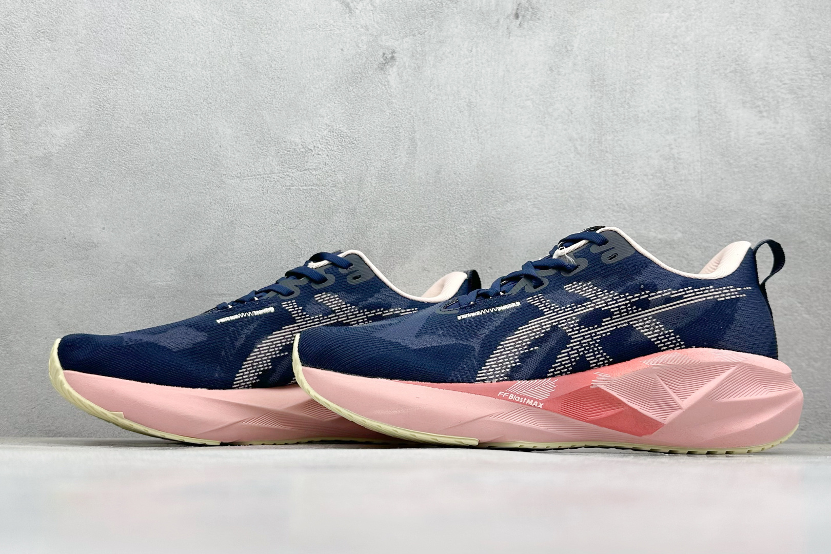 图片[5]-FS版Asics Novablast 5 低帮轻量透气缓震休闲运动跑步鞋 采用单丝纤维网布鞋面材质 鞋口圈柔软反绒皮材料 全新EVA与OBC混合发泡中底 外置防滑耐磨大底片 货号： 1012B765-400 尺码：36 36.5 37.5 38 38.5 39 40 40.5 41 42 42.5 43 44 45-选品中心