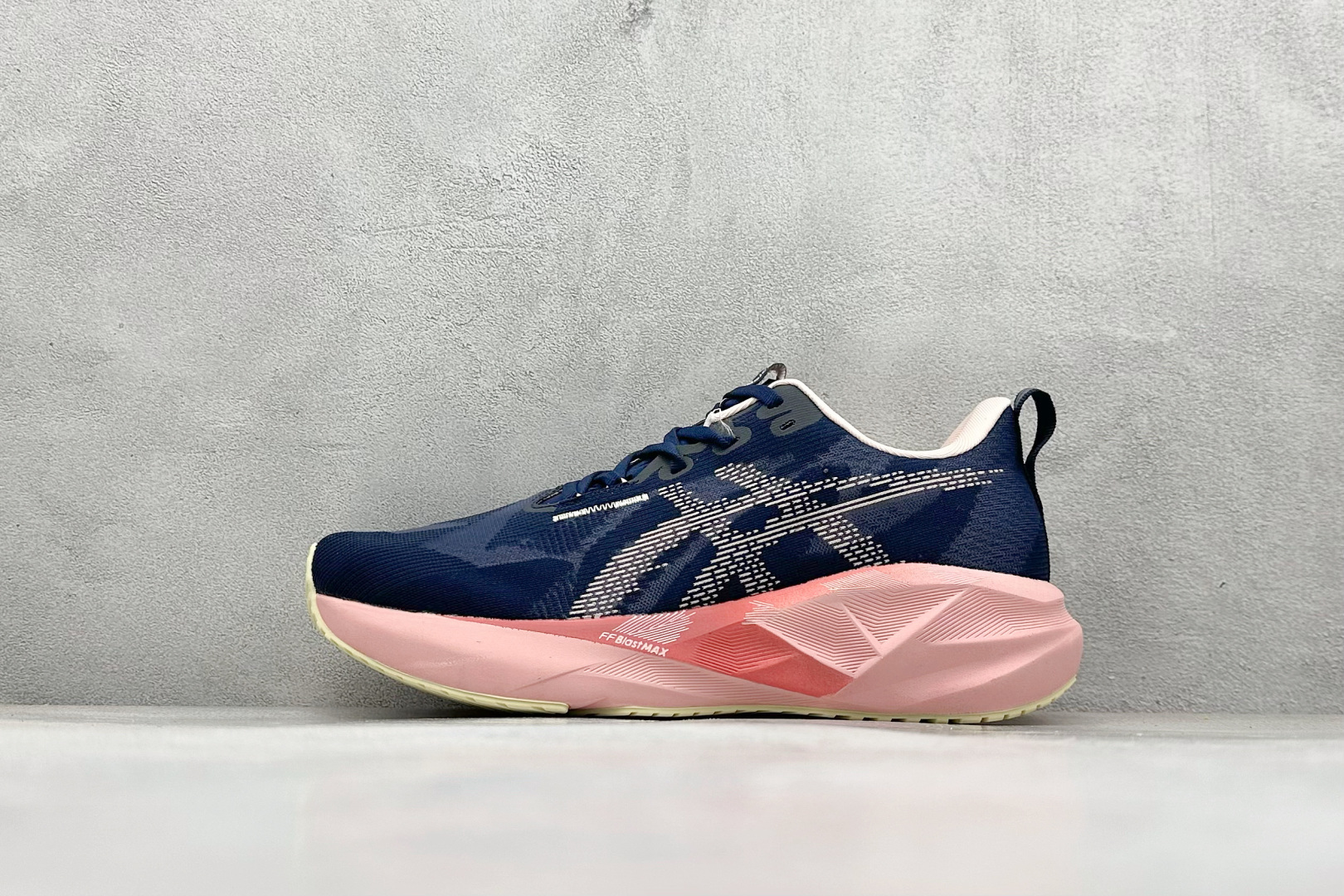 FS版Asics Novablast 5 低帮轻量透气缓震休闲运动跑步鞋 采用单丝纤维网布鞋面材质 鞋口圈柔软反绒皮材料 全新EVA与OBC混合发泡中底 外置防滑耐磨大底片 货号： 1012B765-400 尺码：36 36.5 37.5 38 38.5 39 40 40.5 41 42 42.5 43 44 45-选品中心