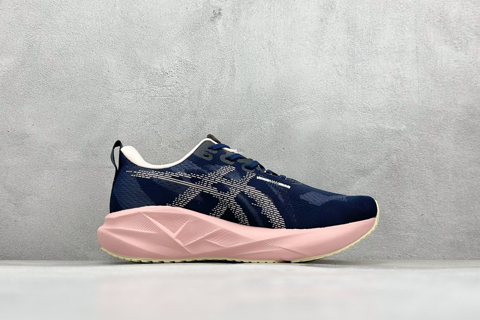 图片[2]-FS版Asics Novablast 5 低帮轻量透气缓震休闲运动跑步鞋 采用单丝纤维网布鞋面材质 鞋口圈柔软反绒皮材料 全新EVA与OBC混合发泡中底 外置防滑耐磨大底片 货号： 1012B765-400 尺码：36 36.5 37.5 38 38.5 39 40 40.5 41 42 42.5 43 44 45-选品中心