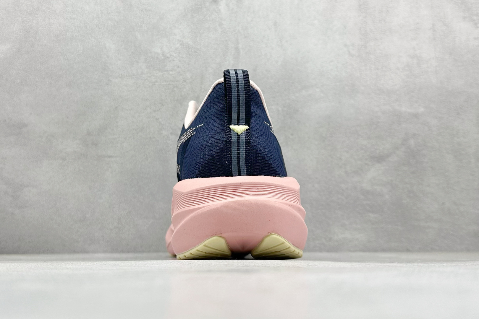 图片[6]-FS版Asics Novablast 5 低帮轻量透气缓震休闲运动跑步鞋 采用单丝纤维网布鞋面材质 鞋口圈柔软反绒皮材料 全新EVA与OBC混合发泡中底 外置防滑耐磨大底片 货号： 1012B765-400 尺码：36 36.5 37.5 38 38.5 39 40 40.5 41 42 42.5 43 44 45-选品中心