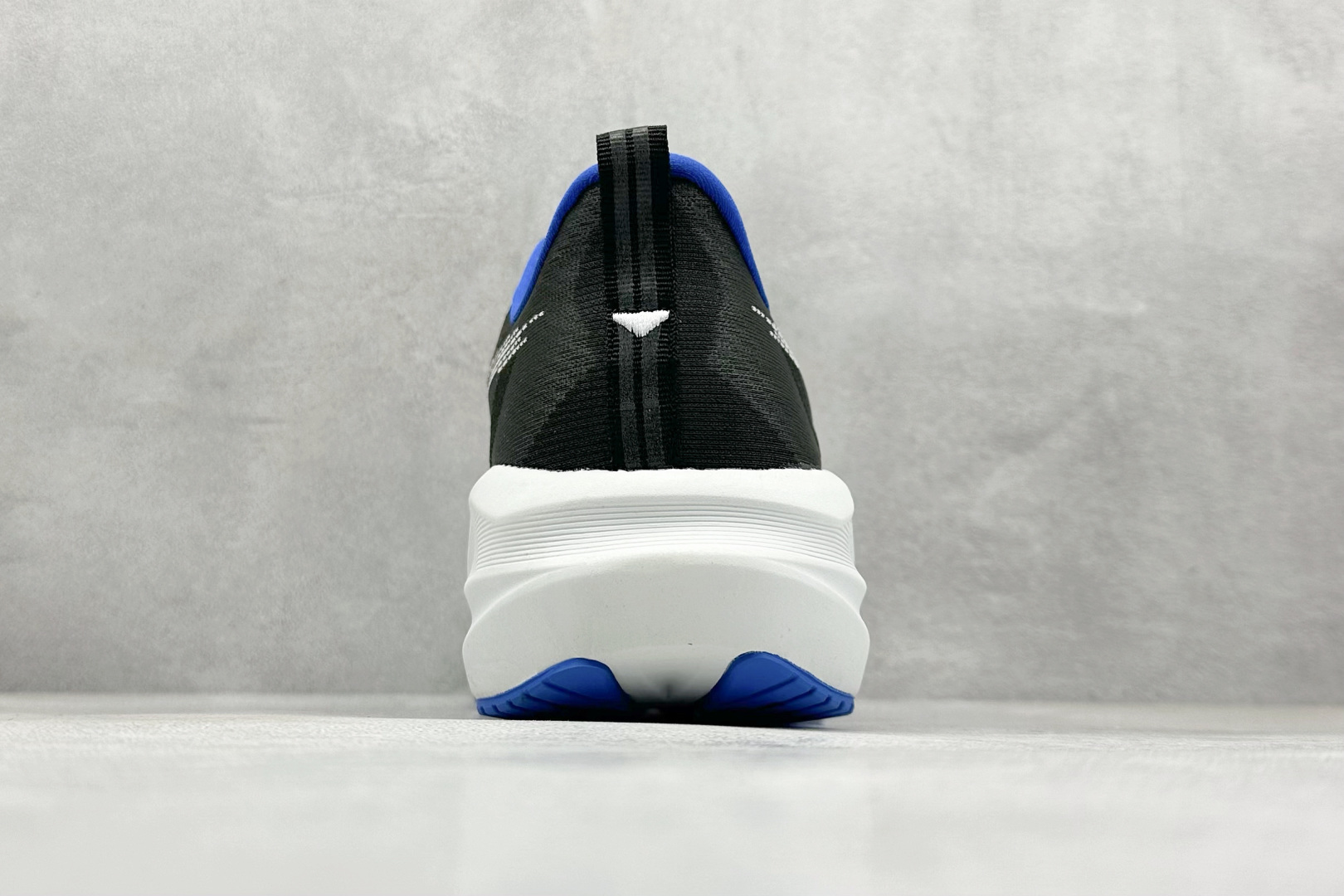 图片[6]-FS版Asics Novablast 5 低帮轻量透气缓震休闲运动跑步鞋 采用单丝纤维网布鞋面材质 鞋口圈柔软反绒皮材料 全新EVA与OBC混合发泡中底 外置防滑耐磨大底片 货号： 1011B794-001 尺码：36 36.5 37.5 38 38.5 39 40 40.5 41 42 42.5 43 44 45-选品中心