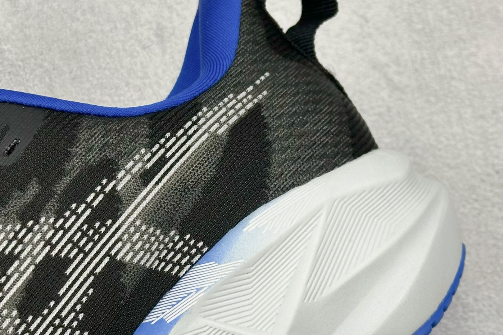 图片[9]-FS版Asics Novablast 5 低帮轻量透气缓震休闲运动跑步鞋 采用单丝纤维网布鞋面材质 鞋口圈柔软反绒皮材料 全新EVA与OBC混合发泡中底 外置防滑耐磨大底片 货号： 1011B794-001 尺码：36 36.5 37.5 38 38.5 39 40 40.5 41 42 42.5 43 44 45-选品中心