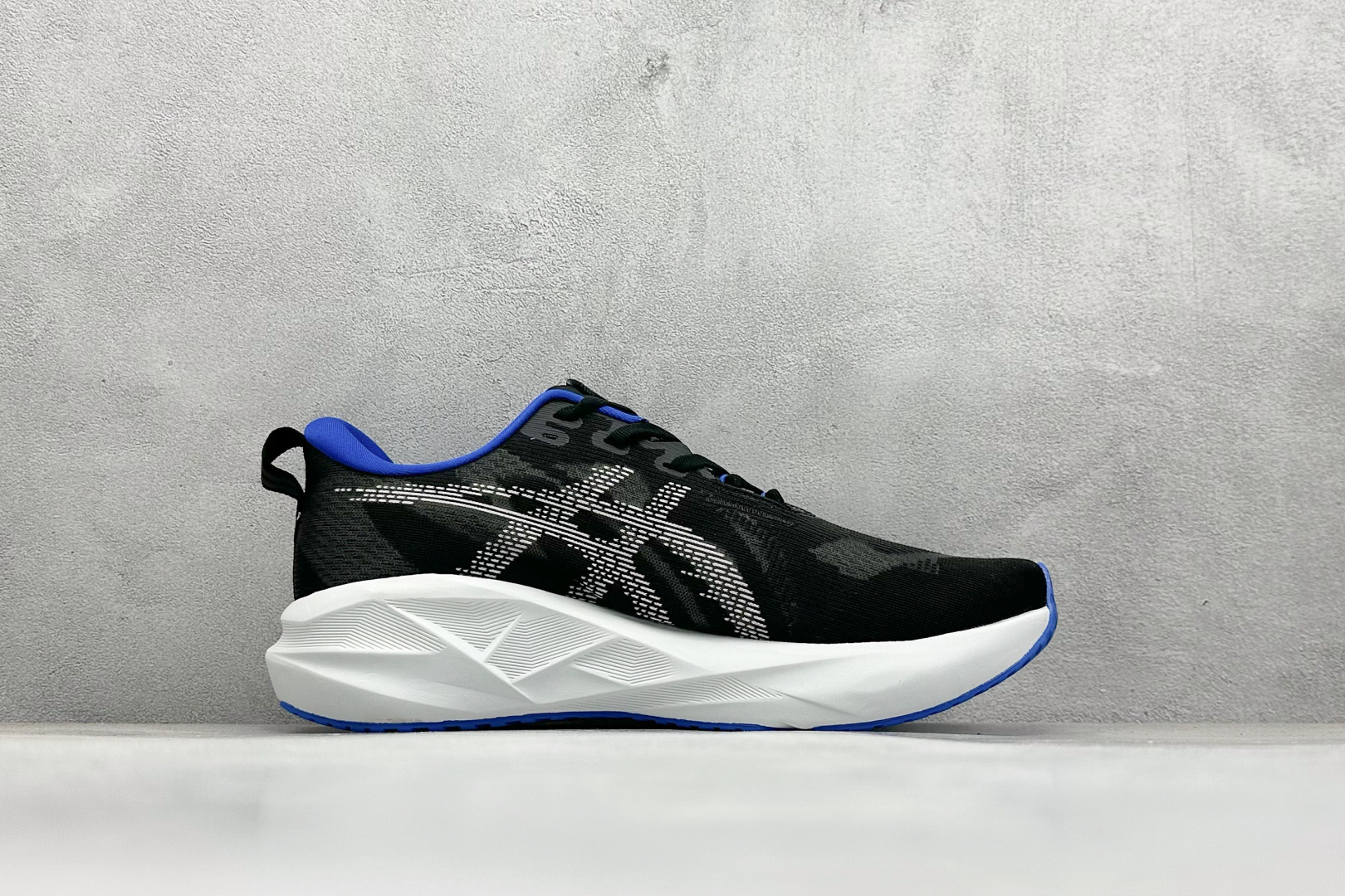 图片[2]-FS版Asics Novablast 5 低帮轻量透气缓震休闲运动跑步鞋 采用单丝纤维网布鞋面材质 鞋口圈柔软反绒皮材料 全新EVA与OBC混合发泡中底 外置防滑耐磨大底片 货号： 1011B794-001 尺码：36 36.5 37.5 38 38.5 39 40 40.5 41 42 42.5 43 44 45-选品中心