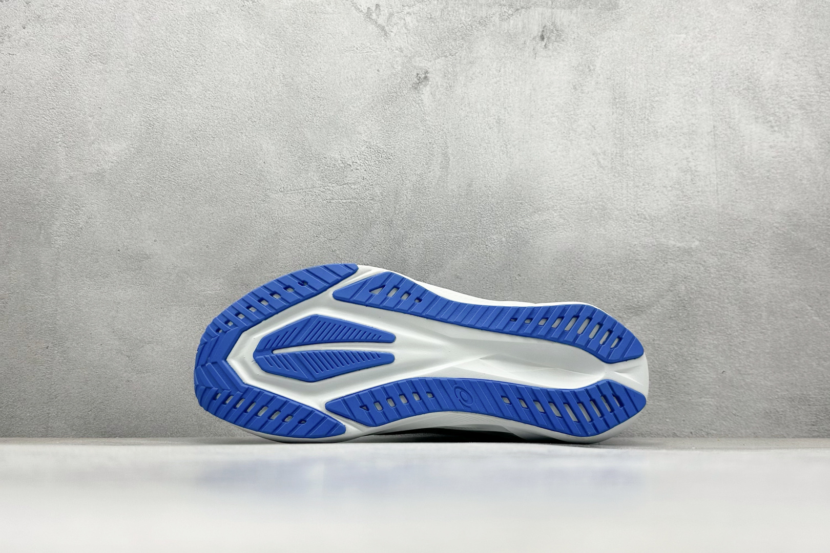 图片[4]-FS版Asics Novablast 5 低帮轻量透气缓震休闲运动跑步鞋 采用单丝纤维网布鞋面材质 鞋口圈柔软反绒皮材料 全新EVA与OBC混合发泡中底 外置防滑耐磨大底片 货号： 1011B794-001 尺码：36 36.5 37.5 38 38.5 39 40 40.5 41 42 42.5 43 44 45-选品中心