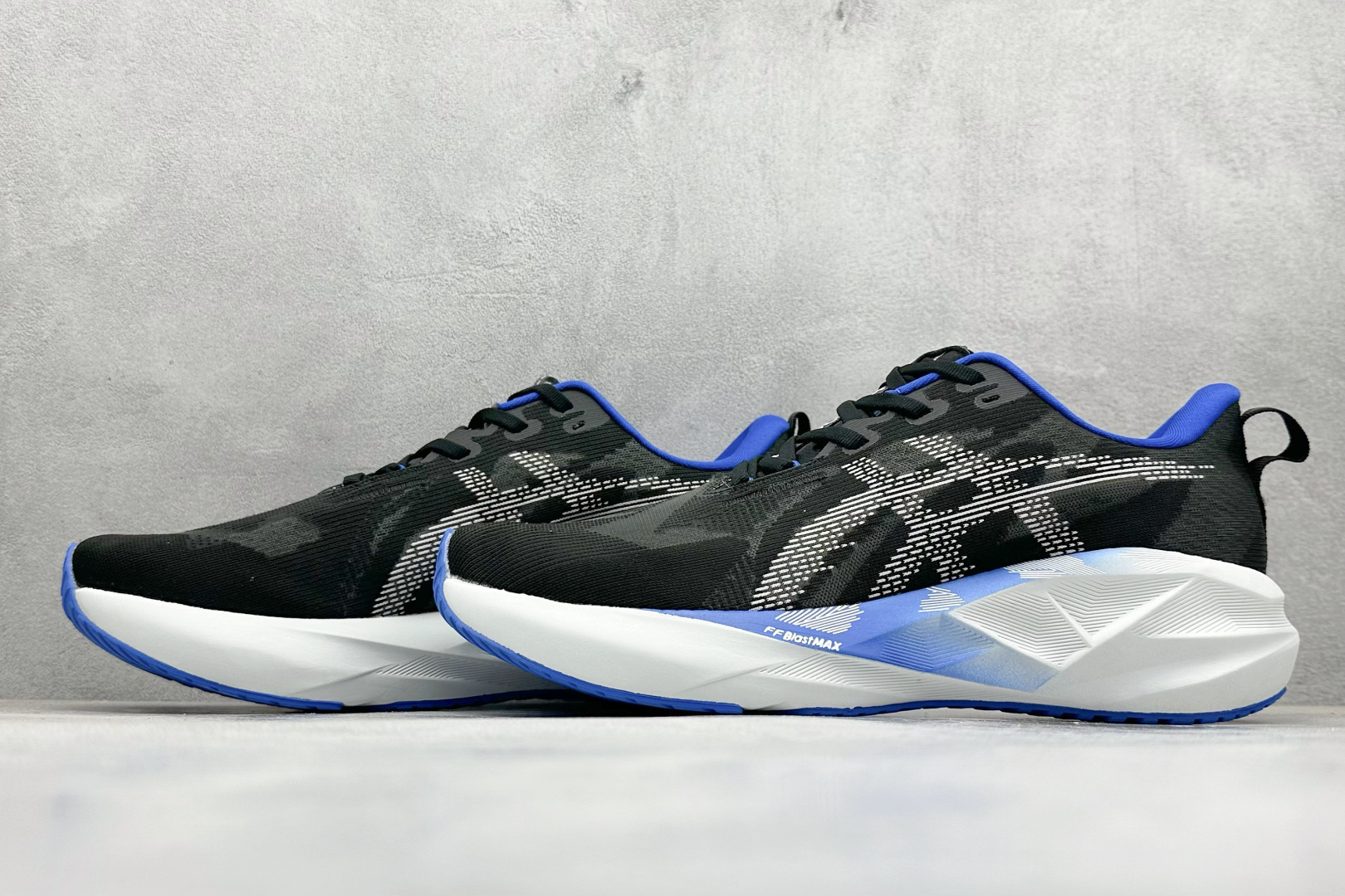 图片[5]-FS版Asics Novablast 5 低帮轻量透气缓震休闲运动跑步鞋 采用单丝纤维网布鞋面材质 鞋口圈柔软反绒皮材料 全新EVA与OBC混合发泡中底 外置防滑耐磨大底片 货号： 1011B794-001 尺码：36 36.5 37.5 38 38.5 39 40 40.5 41 42 42.5 43 44 45-选品中心