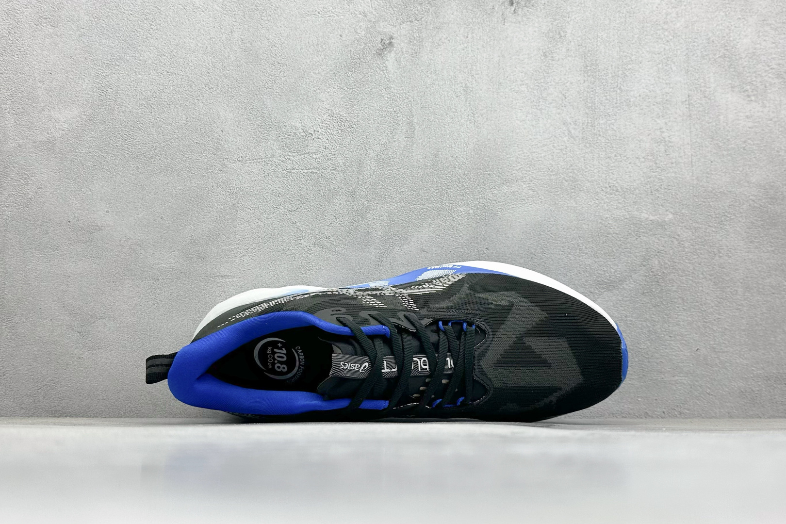 图片[3]-FS版Asics Novablast 5 低帮轻量透气缓震休闲运动跑步鞋 采用单丝纤维网布鞋面材质 鞋口圈柔软反绒皮材料 全新EVA与OBC混合发泡中底 外置防滑耐磨大底片 货号： 1011B794-001 尺码：36 36.5 37.5 38 38.5 39 40 40.5 41 42 42.5 43 44 45-选品中心