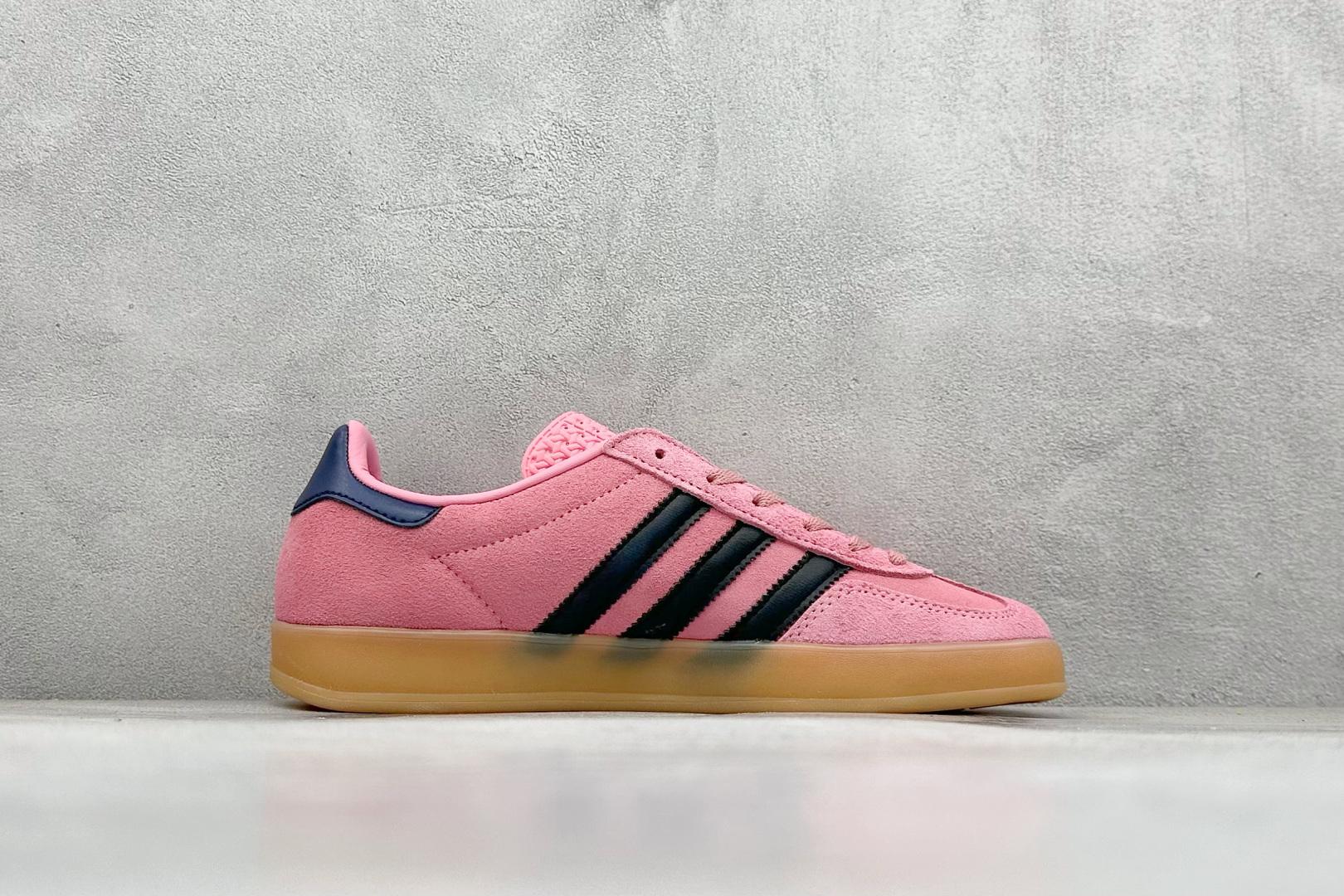 图片[2]-YH长青福利  AD Originals Gazelle INdoor 三叶草休闲防滑耐磨低帮板鞋 鞋头出色设计 塑就出众贴合感 稳固的后跟贴合足部曲线设计 软弹舒适 不易磨脚 橡胶鞋底配合防滑纹路设计 平稳抓地 货号：IE7002-选品中心