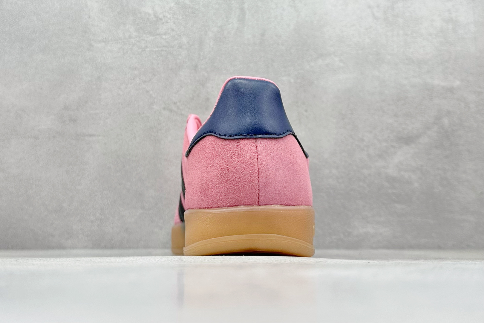 图片[6]-YH长青福利  AD Originals Gazelle INdoor 三叶草休闲防滑耐磨低帮板鞋 鞋头出色设计 塑就出众贴合感 稳固的后跟贴合足部曲线设计 软弹舒适 不易磨脚 橡胶鞋底配合防滑纹路设计 平稳抓地 货号：IE7002-选品中心