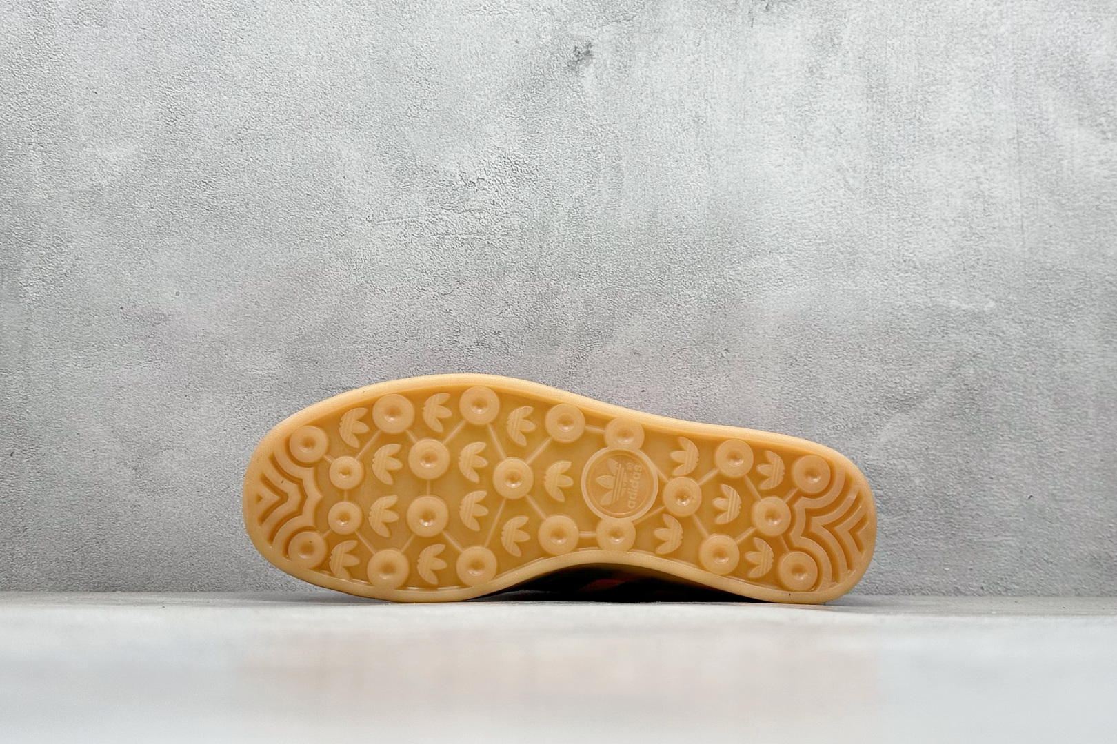 图片[4]-YH长青福利  AD Originals Gazelle INdoor 三叶草休闲防滑耐磨低帮板鞋 鞋头出色设计 塑就出众贴合感 稳固的后跟贴合足部曲线设计 软弹舒适 不易磨脚 橡胶鞋底配合防滑纹路设计 平稳抓地 货号：IE7002-选品中心