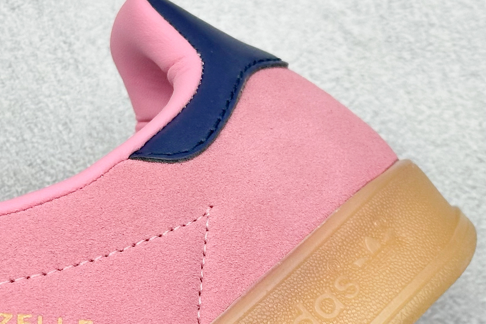 图片[9]-YH长青福利  AD Originals Gazelle INdoor 三叶草休闲防滑耐磨低帮板鞋 鞋头出色设计 塑就出众贴合感 稳固的后跟贴合足部曲线设计 软弹舒适 不易磨脚 橡胶鞋底配合防滑纹路设计 平稳抓地 货号：IE7002-选品中心