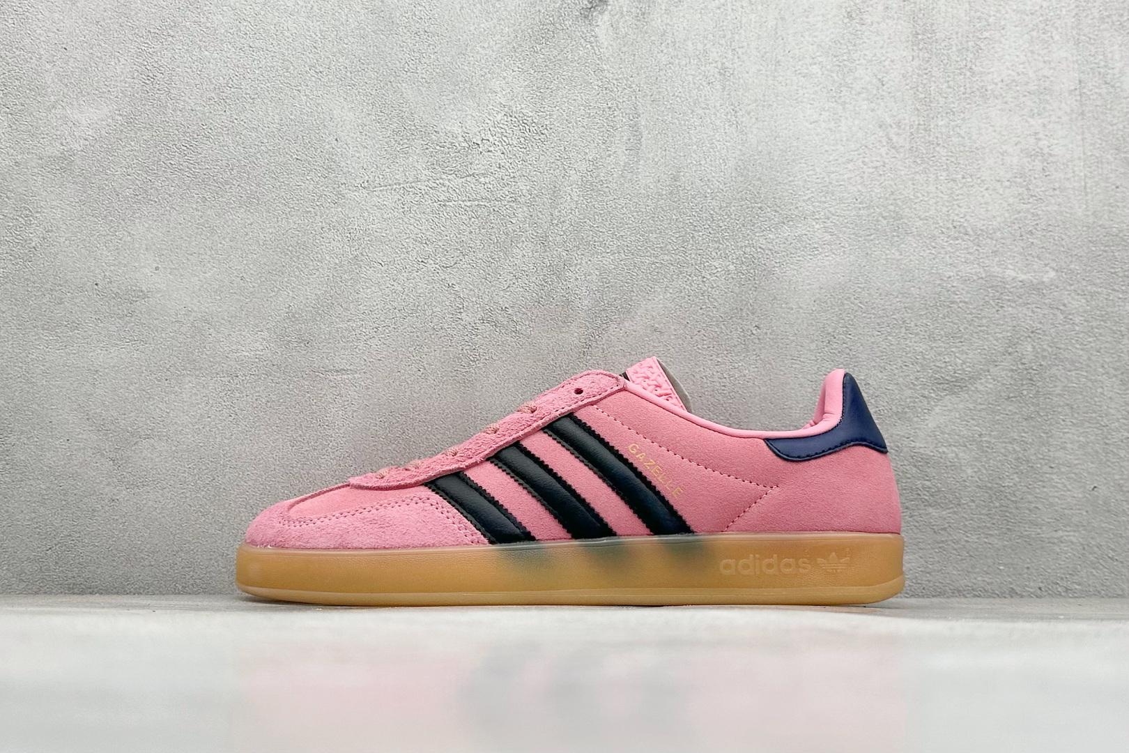 YH长青福利  AD Originals Gazelle INdoor 三叶草休闲防滑耐磨低帮板鞋 鞋头出色设计 塑就出众贴合感 稳固的后跟贴合足部曲线设计 软弹舒适 不易磨脚 橡胶鞋底配合防滑纹路设计 平稳抓地 货号：IE7002-选品中心