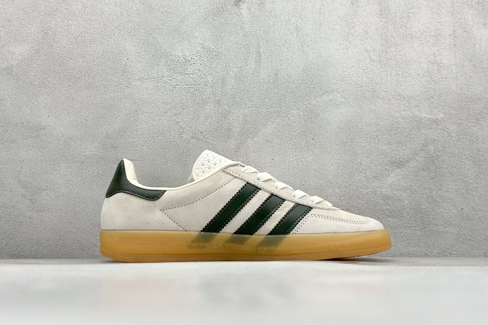 图片[2]-YH长青福利  AD Originals Gazelle INdoor 三叶草休闲防滑耐磨低帮板鞋 鞋头出色设计 塑就出众贴合感 稳固的后跟贴合足部曲线设计 软弹舒适 不易磨脚 橡胶鞋底配合防滑纹路设计 平稳抓地 货号：IH7502-选品中心