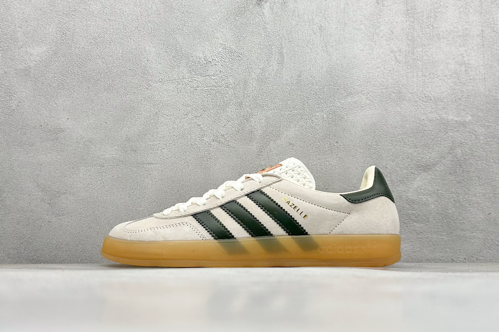 YH长青福利  AD Originals Gazelle INdoor 三叶草休闲防滑耐磨低帮板鞋 鞋头出色设计 塑就出众贴合感 稳固的后跟贴合足部曲线设计 软弹舒适 不易磨脚 橡胶鞋底配合防滑纹路设计 平稳抓地 货号：IH7502-选品中心