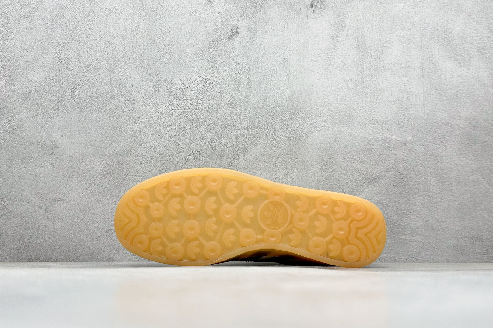 图片[4]-YH长青福利  AD Originals Gazelle INdoor 三叶草休闲防滑耐磨低帮板鞋 鞋头出色设计 塑就出众贴合感 稳固的后跟贴合足部曲线设计 软弹舒适 不易磨脚 橡胶鞋底配合防滑纹路设计 平稳抓地 货号：IH7502-选品中心