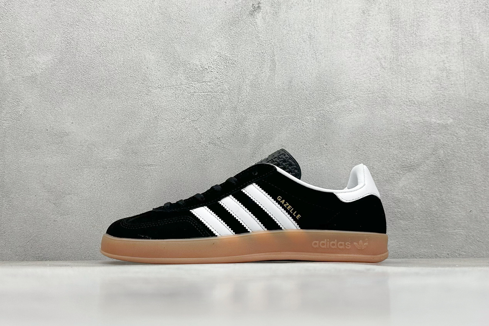 YH长青福利  AD Originals Gazelle INdoor 三叶草休闲防滑耐磨低帮板鞋 鞋头出色设计 塑就出众贴合感 稳固的后跟贴合足部曲线设计 软弹舒适 不易磨脚 橡胶鞋底配合防滑纹路设计 平稳抓地 货号：HO6259-选品中心