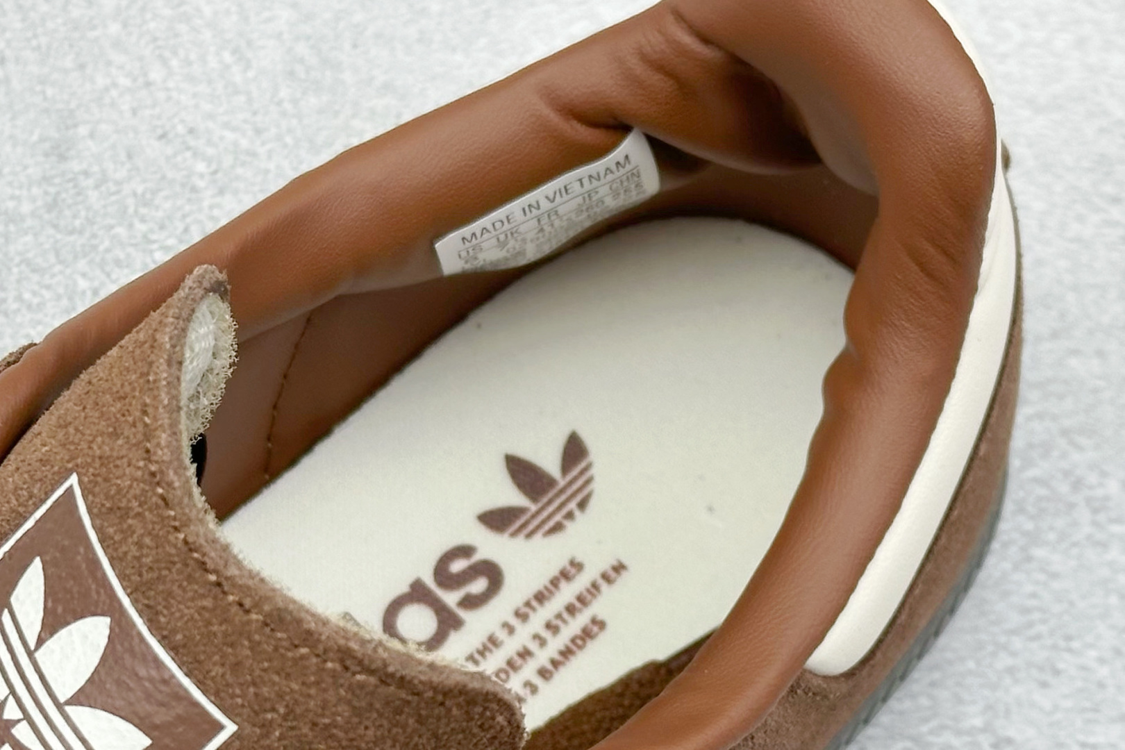 图片[8]-YH长青福利  AD Original Samba OG 复古经典轻便板鞋 带有装饰的超锁缝制和无缝的手感 柔软、柔软的皮革造型和标志性的3条纹完成了精致的外观 正规合身鞋带 鞋面上有绒面鞋垫 橡胶鞋底 享受正畸套筒软感 自50年代首次亮相以来就一直在赢得粉丝的青睐！ 货号：IG1357-选品中心