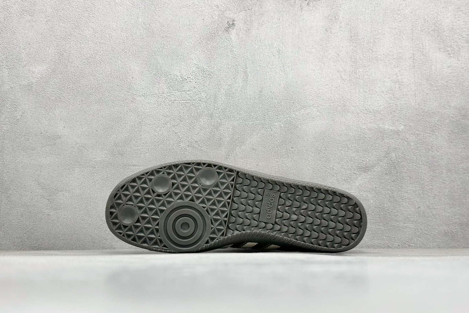 图片[4]-YH长青福利  AD Original Samba OG 复古经典轻便板鞋 带有装饰的超锁缝制和无缝的手感 柔软、柔软的皮革造型和标志性的3条纹完成了精致的外观 正规合身鞋带 鞋面上有绒面鞋垫 橡胶鞋底 享受正畸套筒软感 自50年代首次亮相以来就一直在赢得粉丝的青睐！ 货号：IG1357-选品中心