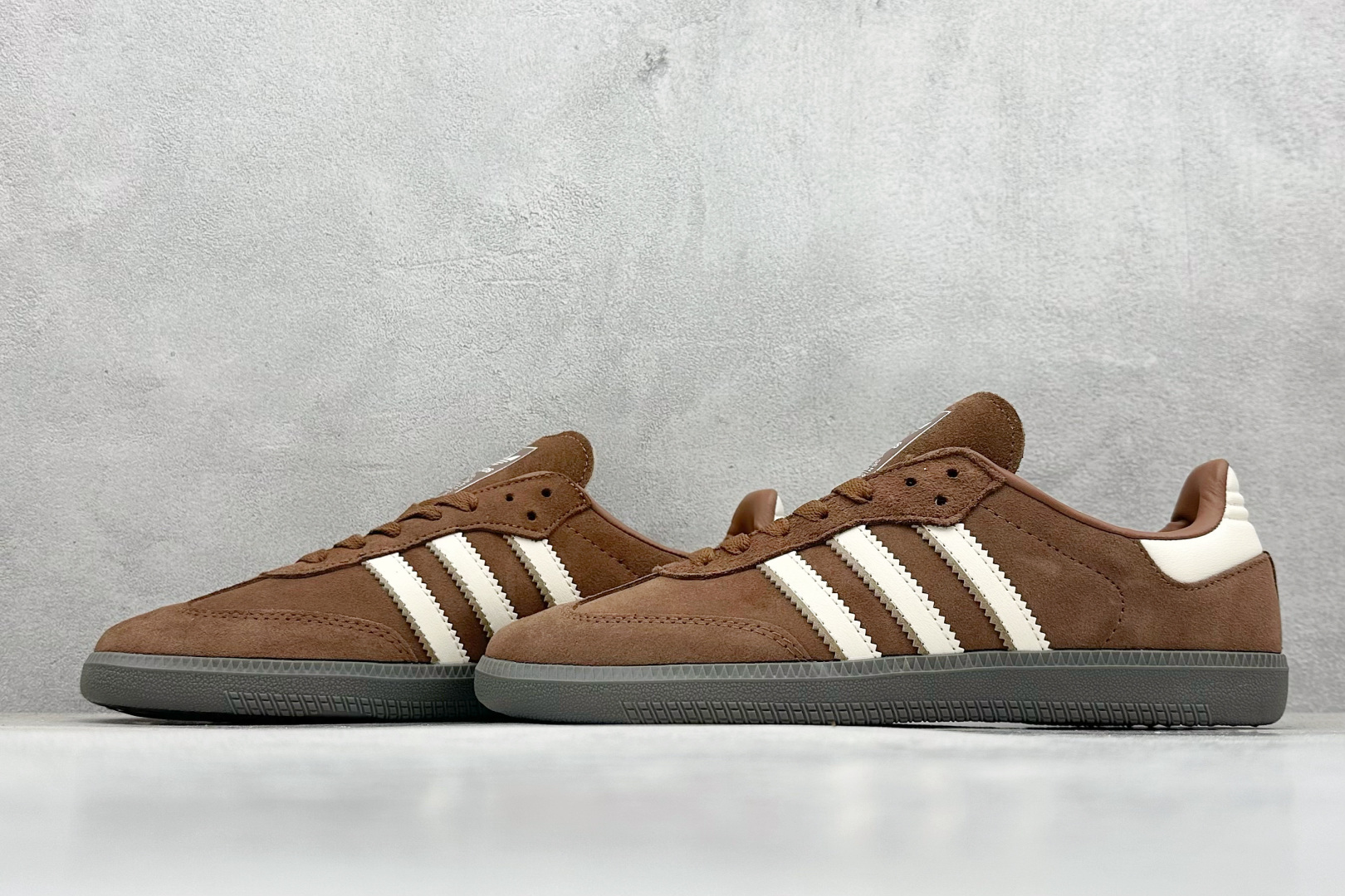 图片[5]-YH长青福利  AD Original Samba OG 复古经典轻便板鞋 带有装饰的超锁缝制和无缝的手感 柔软、柔软的皮革造型和标志性的3条纹完成了精致的外观 正规合身鞋带 鞋面上有绒面鞋垫 橡胶鞋底 享受正畸套筒软感 自50年代首次亮相以来就一直在赢得粉丝的青睐！ 货号：IG1357-选品中心