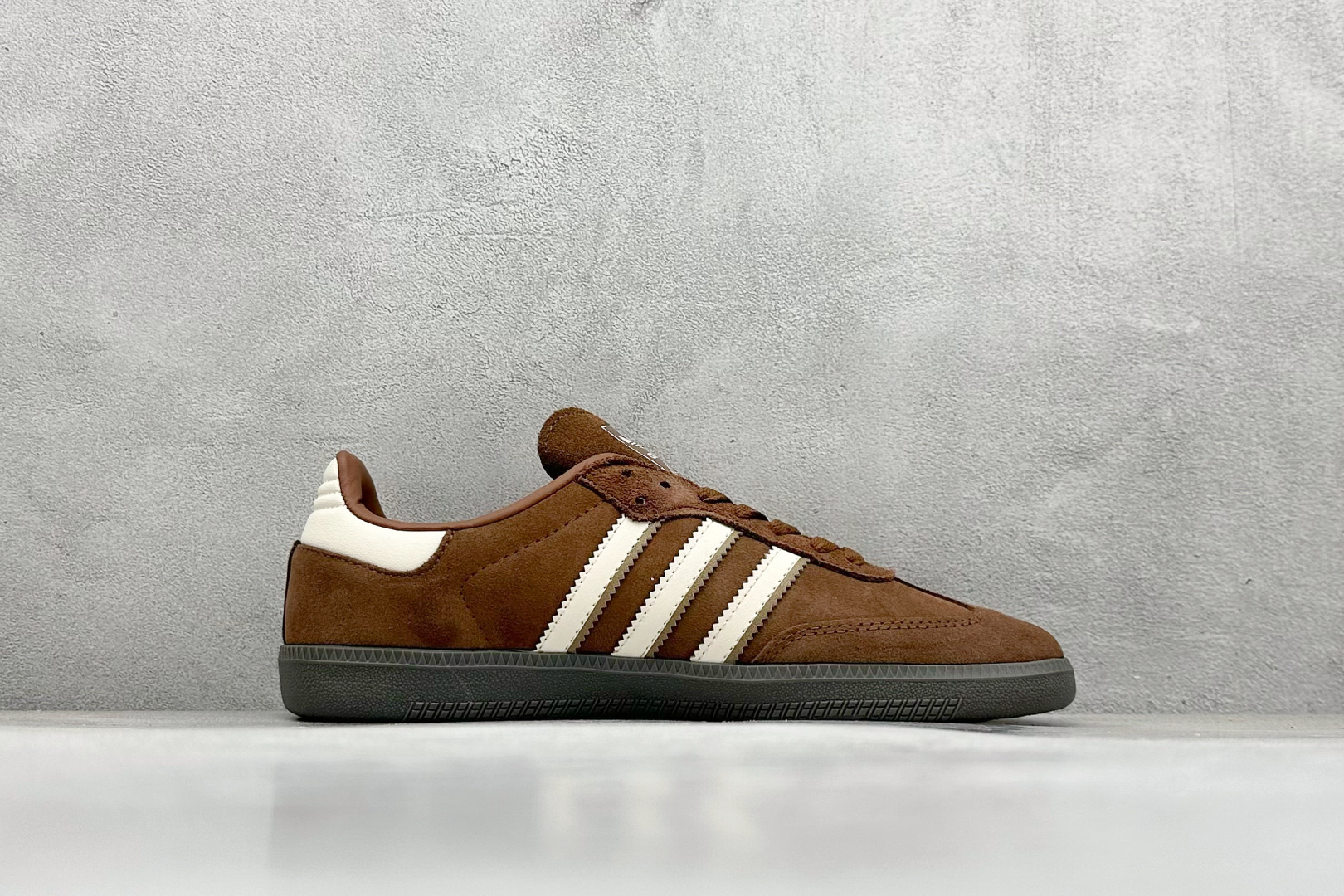 图片[2]-YH长青福利  AD Original Samba OG 复古经典轻便板鞋 带有装饰的超锁缝制和无缝的手感 柔软、柔软的皮革造型和标志性的3条纹完成了精致的外观 正规合身鞋带 鞋面上有绒面鞋垫 橡胶鞋底 享受正畸套筒软感 自50年代首次亮相以来就一直在赢得粉丝的青睐！ 货号：IG1357-选品中心