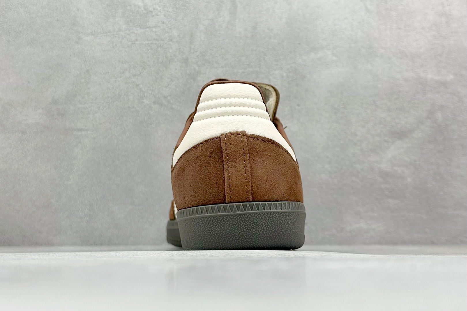 图片[6]-YH长青福利  AD Original Samba OG 复古经典轻便板鞋 带有装饰的超锁缝制和无缝的手感 柔软、柔软的皮革造型和标志性的3条纹完成了精致的外观 正规合身鞋带 鞋面上有绒面鞋垫 橡胶鞋底 享受正畸套筒软感 自50年代首次亮相以来就一直在赢得粉丝的青睐！ 货号：IG1357-选品中心