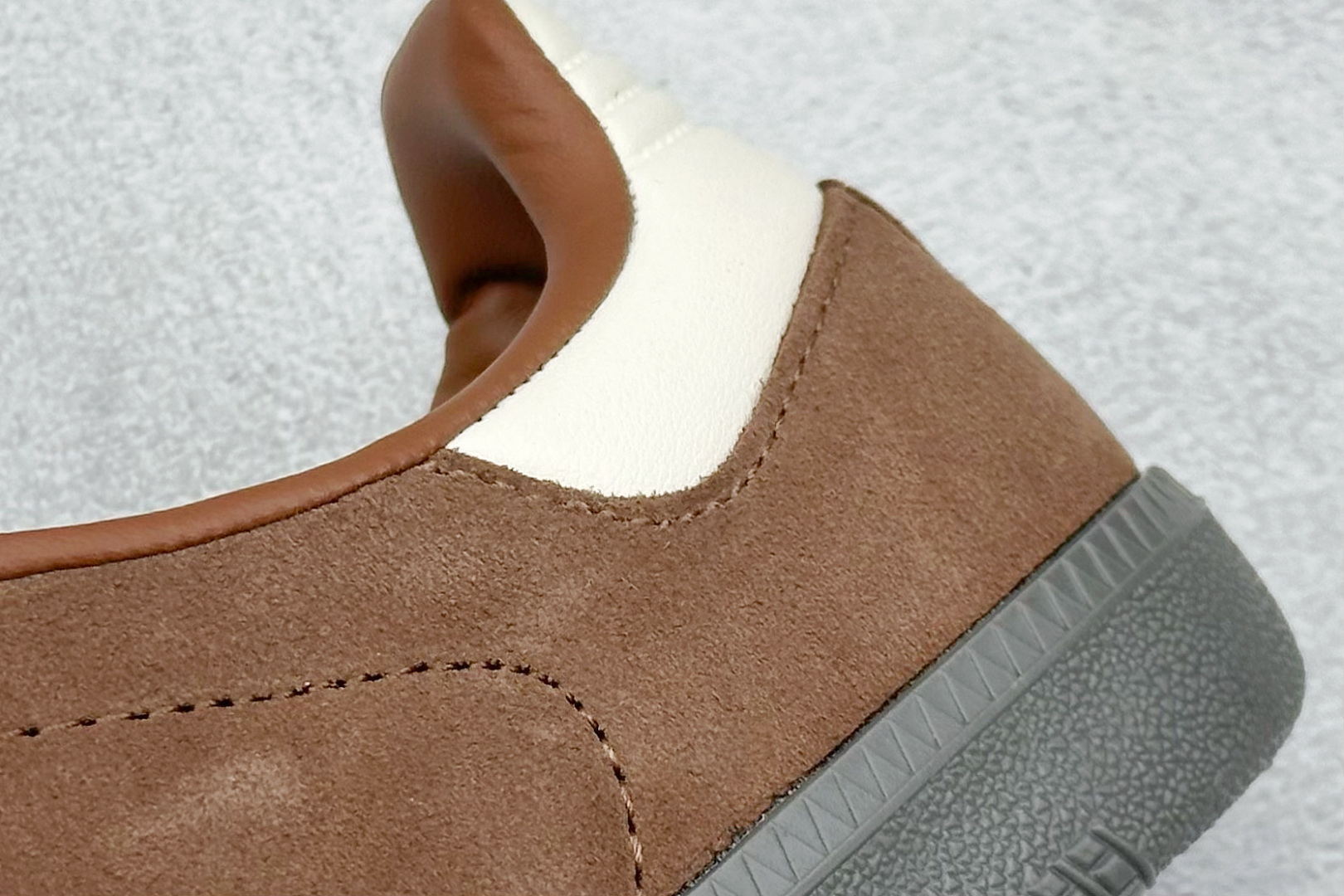 图片[9]-YH长青福利  AD Original Samba OG 复古经典轻便板鞋 带有装饰的超锁缝制和无缝的手感 柔软、柔软的皮革造型和标志性的3条纹完成了精致的外观 正规合身鞋带 鞋面上有绒面鞋垫 橡胶鞋底 享受正畸套筒软感 自50年代首次亮相以来就一直在赢得粉丝的青睐！ 货号：IG1357-选品中心